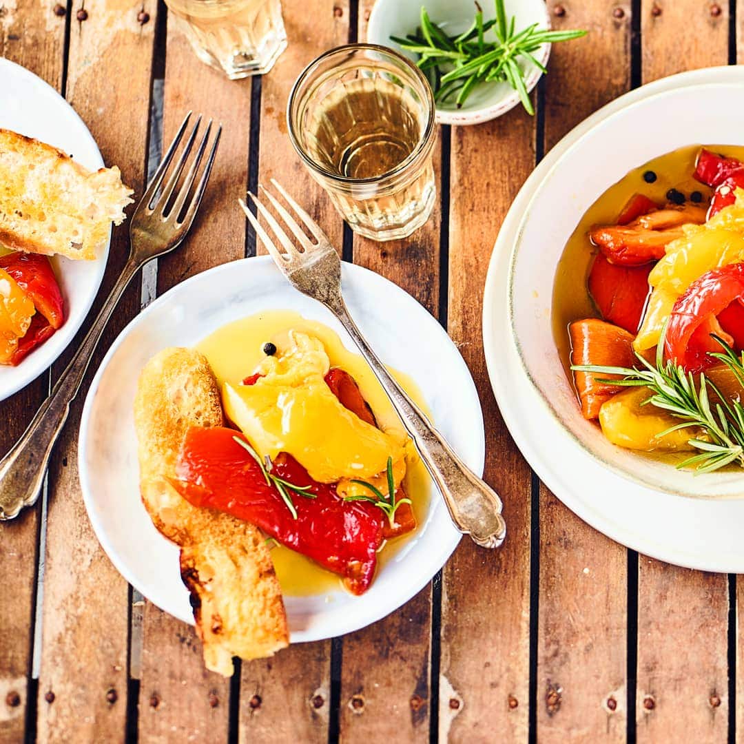 Eine super leckere Antipasti zum Grillen oder als Vorspeise: Gegrillte Paprika in zweierlei Farben mit Olivenöl. Dazu passt Baguette oder Fladenbrot.