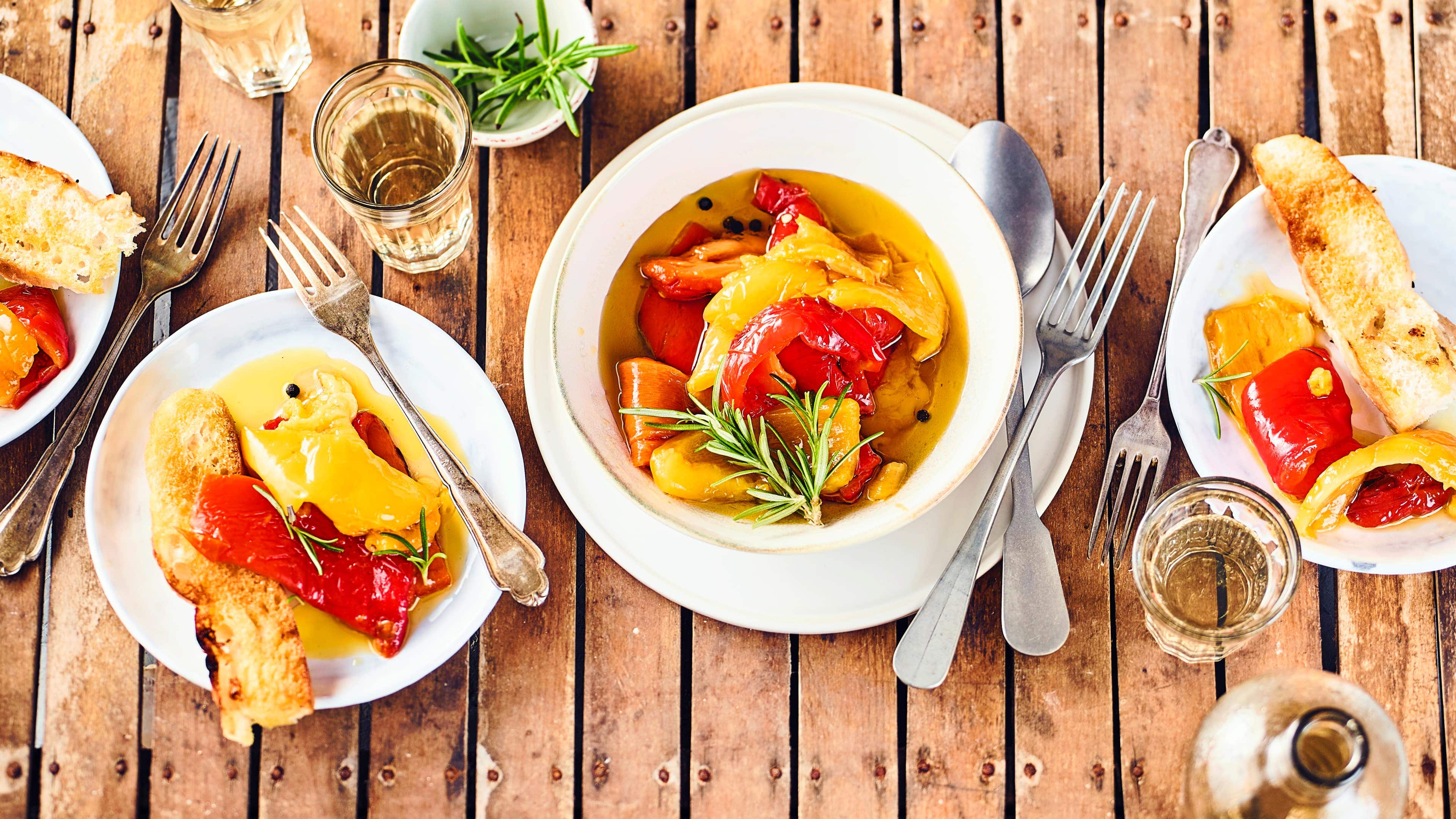 Gegrillte Paprika Eine super leckere Antipasti zum Grillen oder als Vorspeise: Gegrillte Paprika in zweierlei Farben mit Olivenöl. Dazu passt Baguette oder Fladenbrot.
