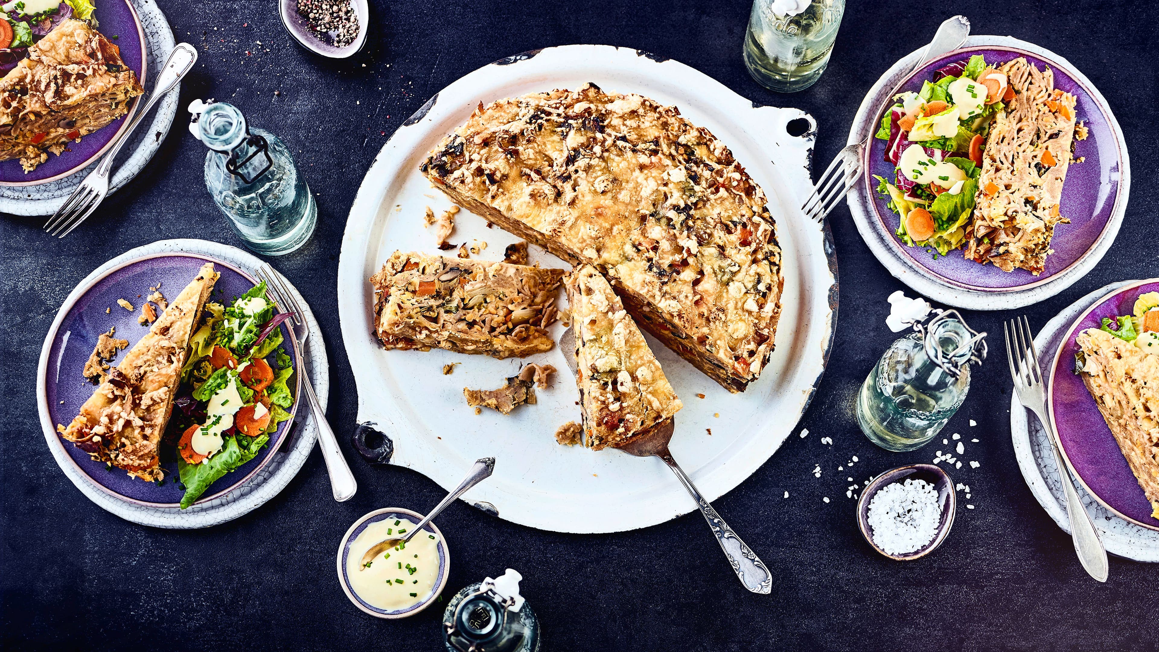 Nudeltorte mit Blattsalat Nudeltorte mit Blattsalat