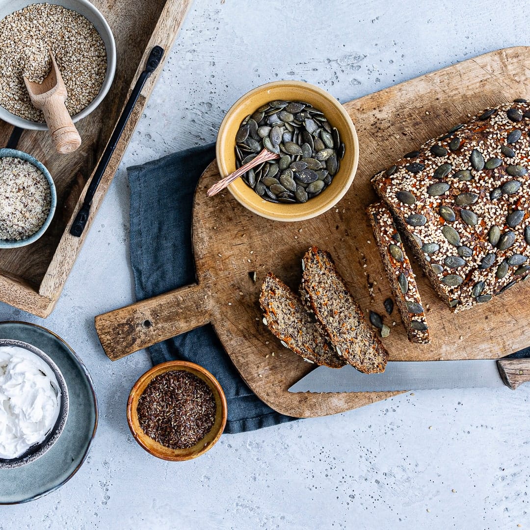 Wer gerne Brot isst, aber auf Mehl verzichten möchte, hat mit unserem Rezept für Low-Carb-Brot eine perfekte Alternative!