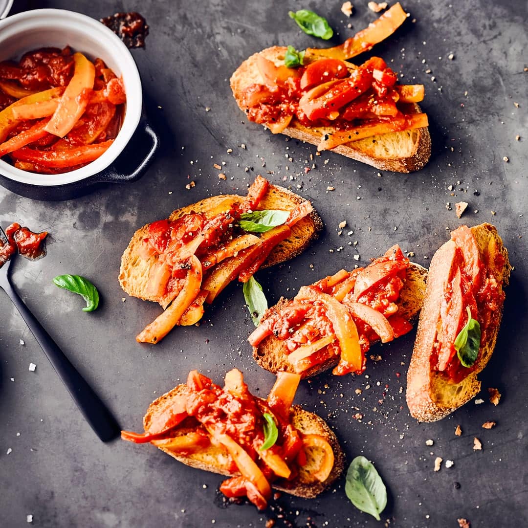 In unserem Peperonata-Rezept zeigen wir Ihnen, wie Sie das traditionelle italienische Gericht mit Paprika und Tomaten ganz einfach selbst herstellen.