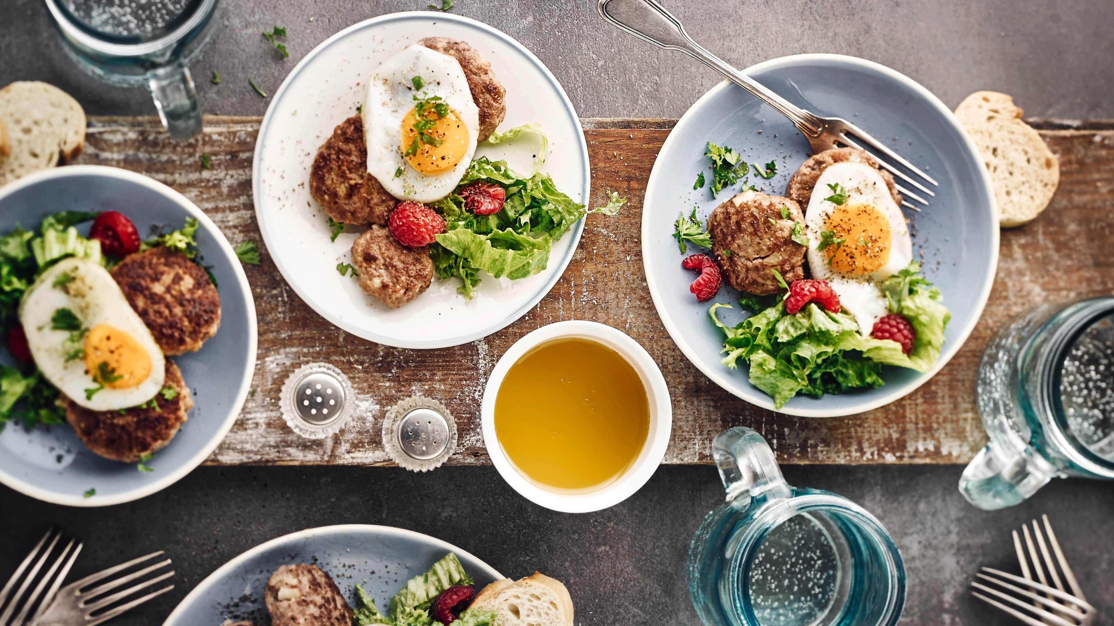 Min Frikadellen Wachtelspiegeleier passen hervorragend zu den kleinen Frikadellen aus der EDEKA Rezeptdatenbank, dazu gibt es knackigen Blattsalat und Himbeeren.