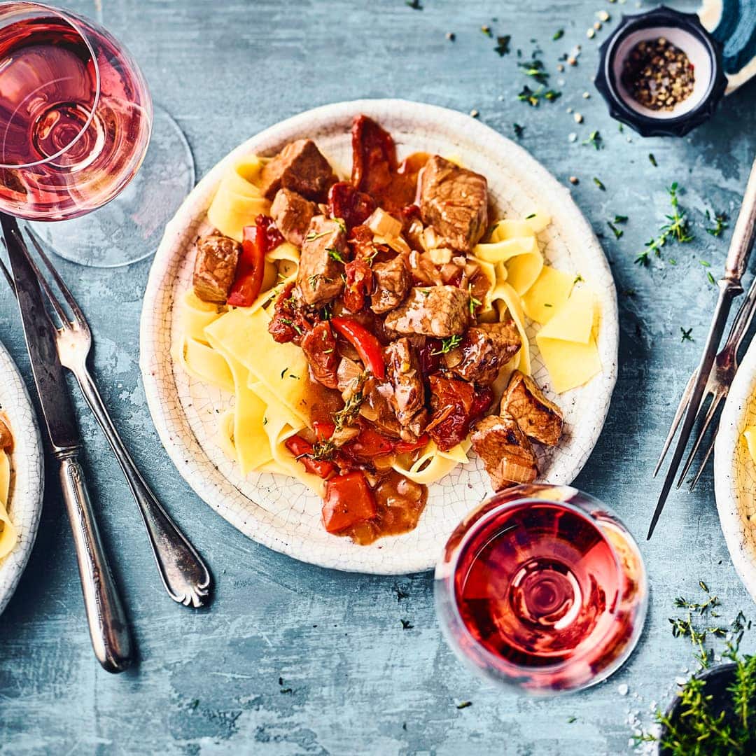 In unserem Kalbsgulasch-Rezept zeigen wir Ihnen, worauf es bei der Zubereitung des Schmorgerichtes ankommt.