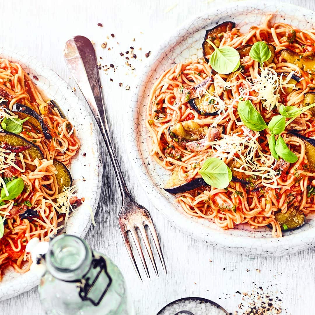 Diese leckere Pastagericht kommt ganz ohne Gluten und Laktose aus: Probieren Sie unsere Soja-Spaghetti an pikantem Auberginen-Tomaten-Gemüse mit Sardellen – fertig in einer halben Stunde!