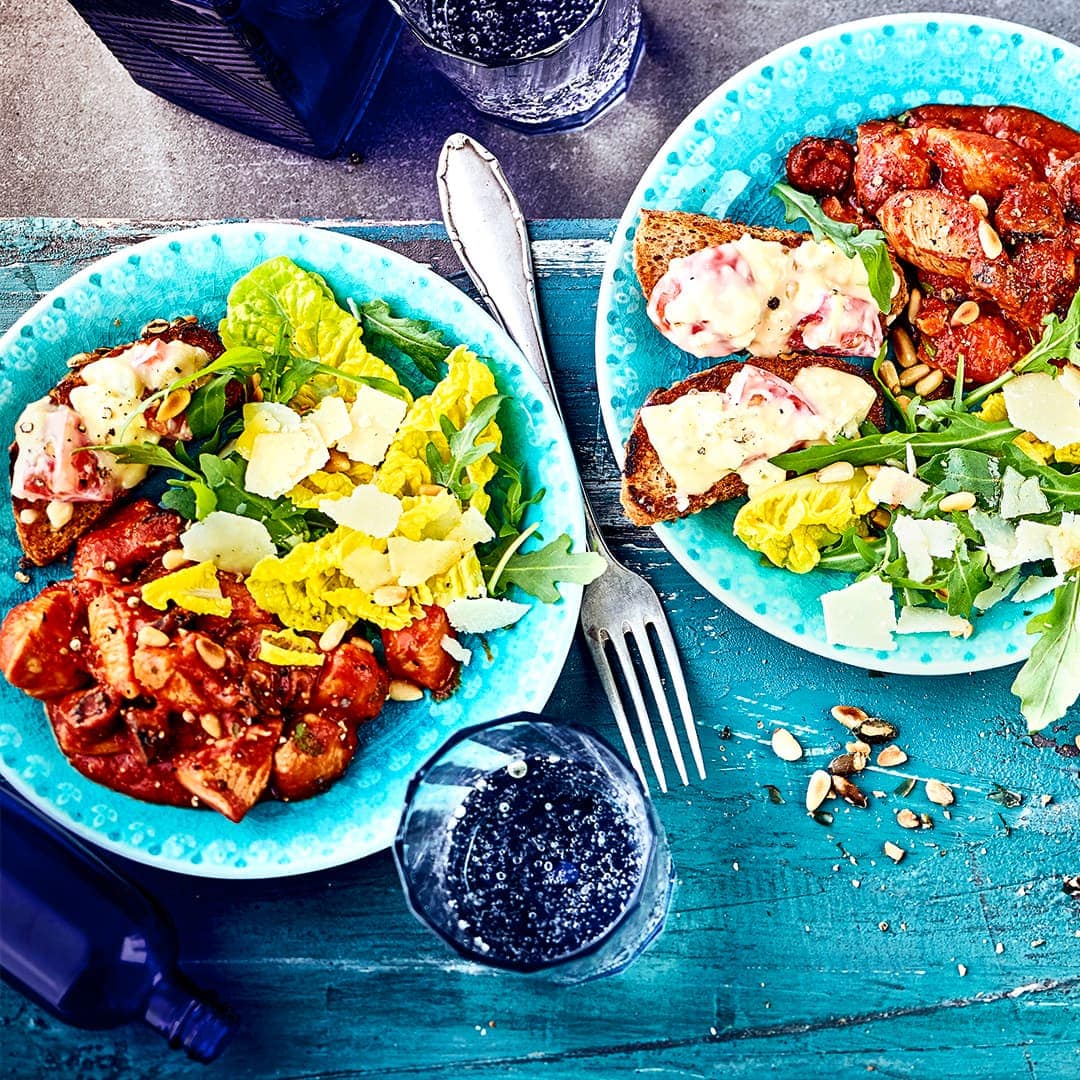 Leckere Zwischenmahlzeit mit Geflügel: Probieren Sie unseren Romanasalat an gebratener Hähnchenbrust mit Pesto-Kruste, dazu Bruschetta mit Kürbiskernbrötchen, Gorgonzola und Cocktailtomaten!