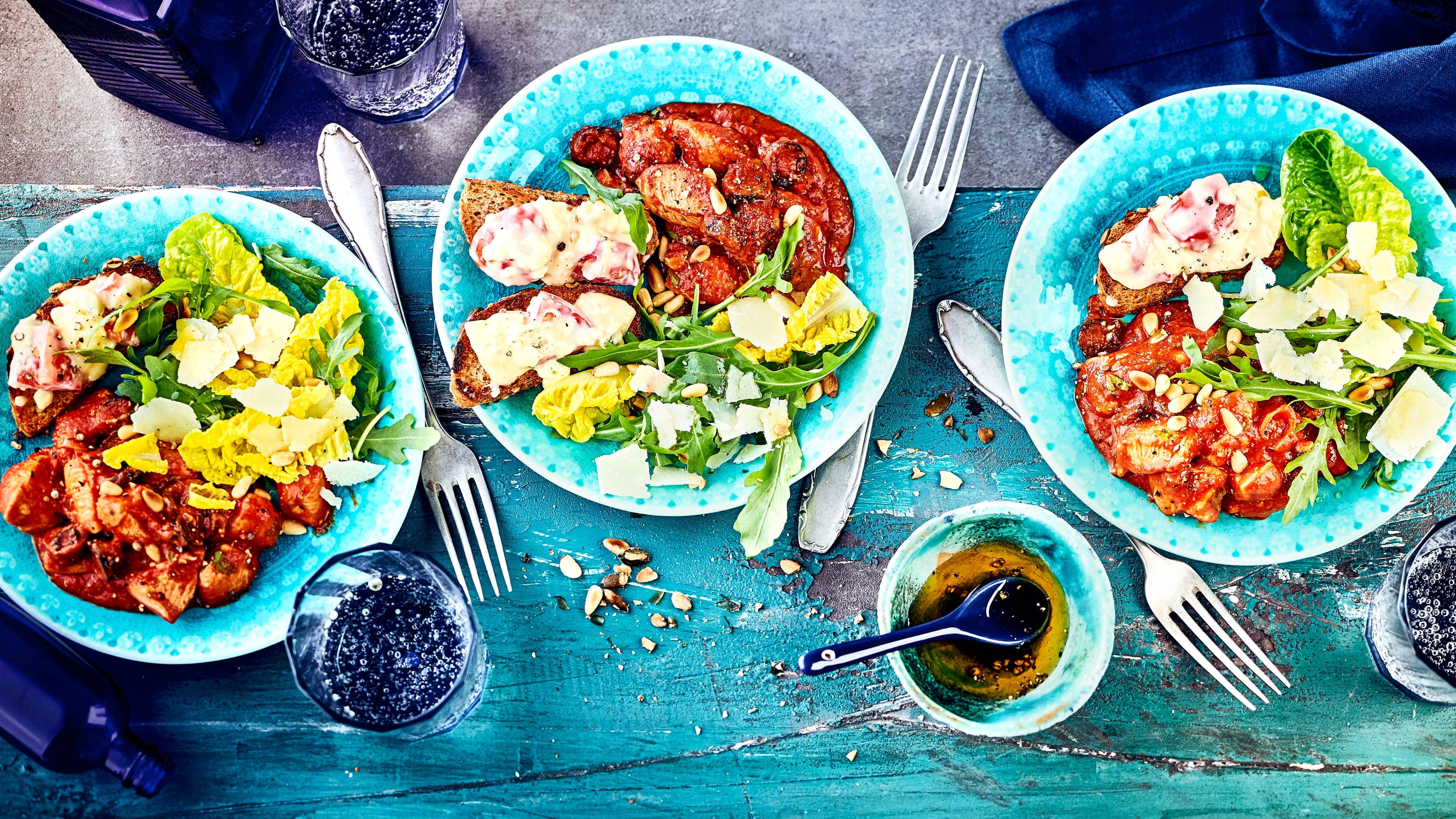 Romanasalat an Hähnchenbrust Leckere Zwischenmahlzeit mit Geflügel: Probieren Sie unseren Romanasalat an gebratener Hähnchenbrust mit Pesto-Kruste, dazu Bruschetta mit Kürbiskernbrötchen, Gorgonzola und Cocktailtomaten!