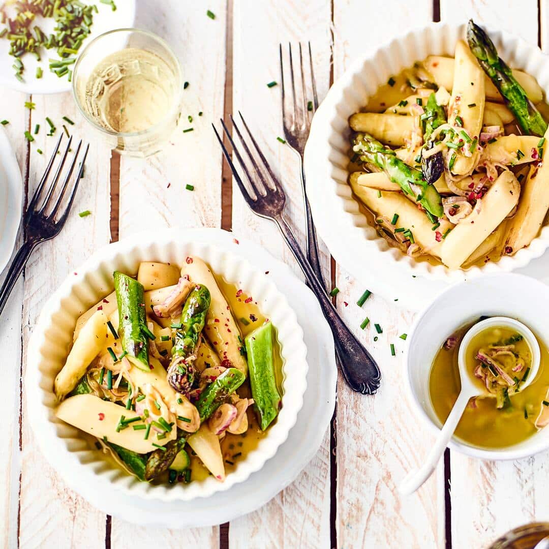 Leckerer Spargelsalat aus grünem und weißem Spargel mit einer frischen Schnittlauch-Vinaigrette - genau das Richtige für den Frühling!