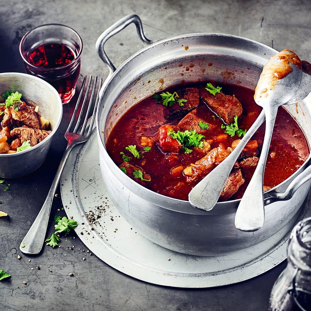 RindergulaschZartes Rindfleisch eingekocht in fruchtigen Rotwein und kräftig gewürztes Tomatenmark - entdecken Sie mit EDEKA die Vielfalt würziger Gulasch-Rezepte!