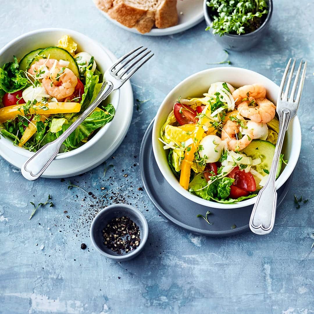 Bunter Salat mit Garnelen