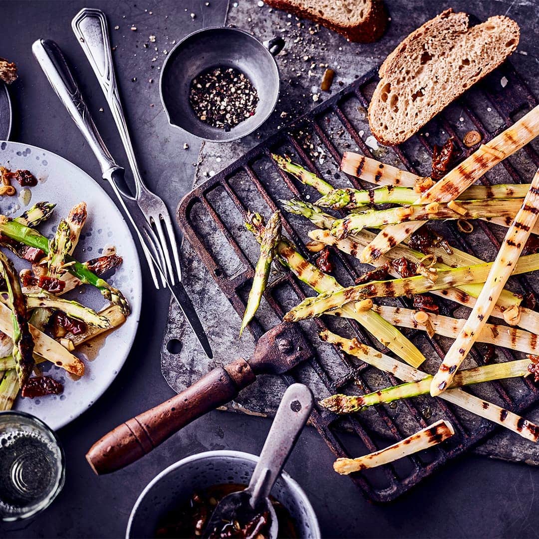 Unser Tipp für ein veganes Sommergericht: Probieren Sie unseren gegrillten weißen und grünen Spargel in einer würzigen Marinade aus getrockneten Tomaten, Frühlingszwiebeln, Estragon und Weißwein!