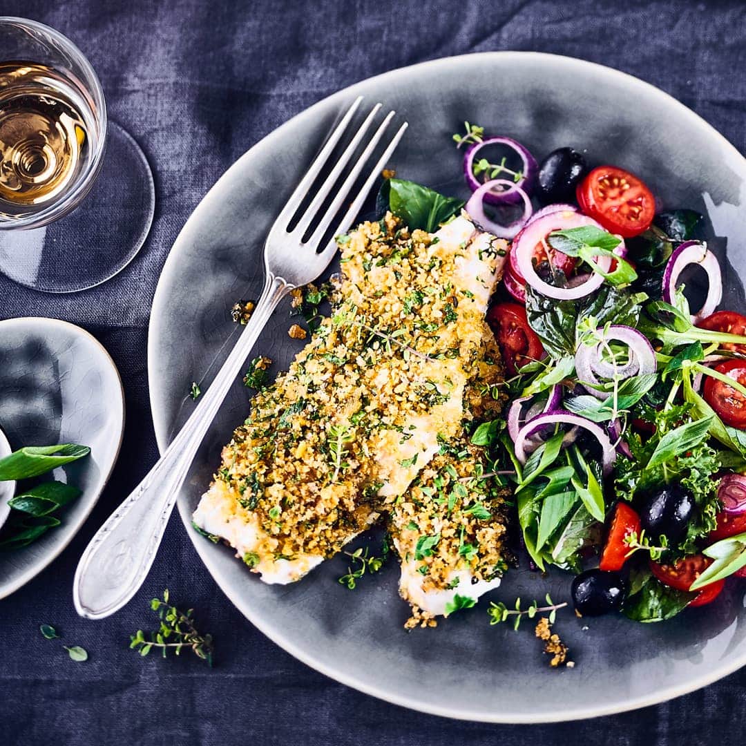 Wenn es mal etwas festlicher sein darf: Filets vom Wolfsbarsch, mit Thymiankruste gratiniert und leckerem Salat serviert.