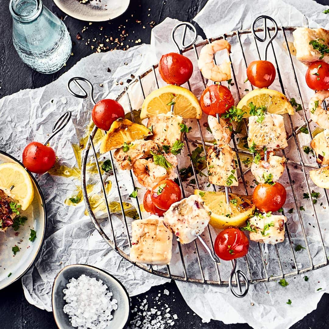 Genießen Sie leckere Garnelenspieße mit Tomaten und Fisch ganz einfach zuhause - unser einfaches und schnell nachzukochendes Rezept verrät Ihnen, wie!