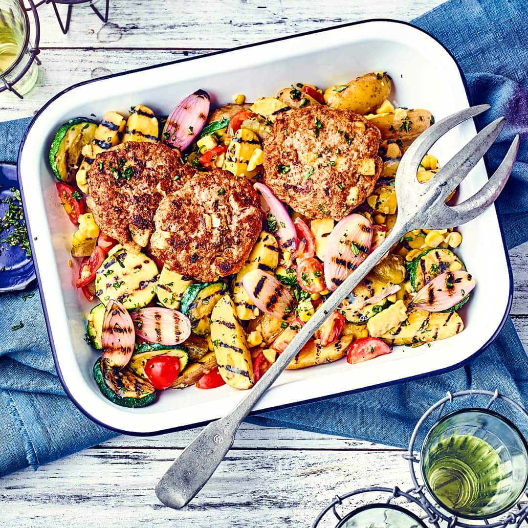 Dieses mediterrane Gericht ist fast schon ein ganzes Menü: Probieren Sie unseren gegrillten Kartoffelsalat mit Zucchini, Genwürzgurke und frischem Mais an Holunder-Senf-Dressing, dazu Halloumi-Burger und Kräuterquark-Dip!