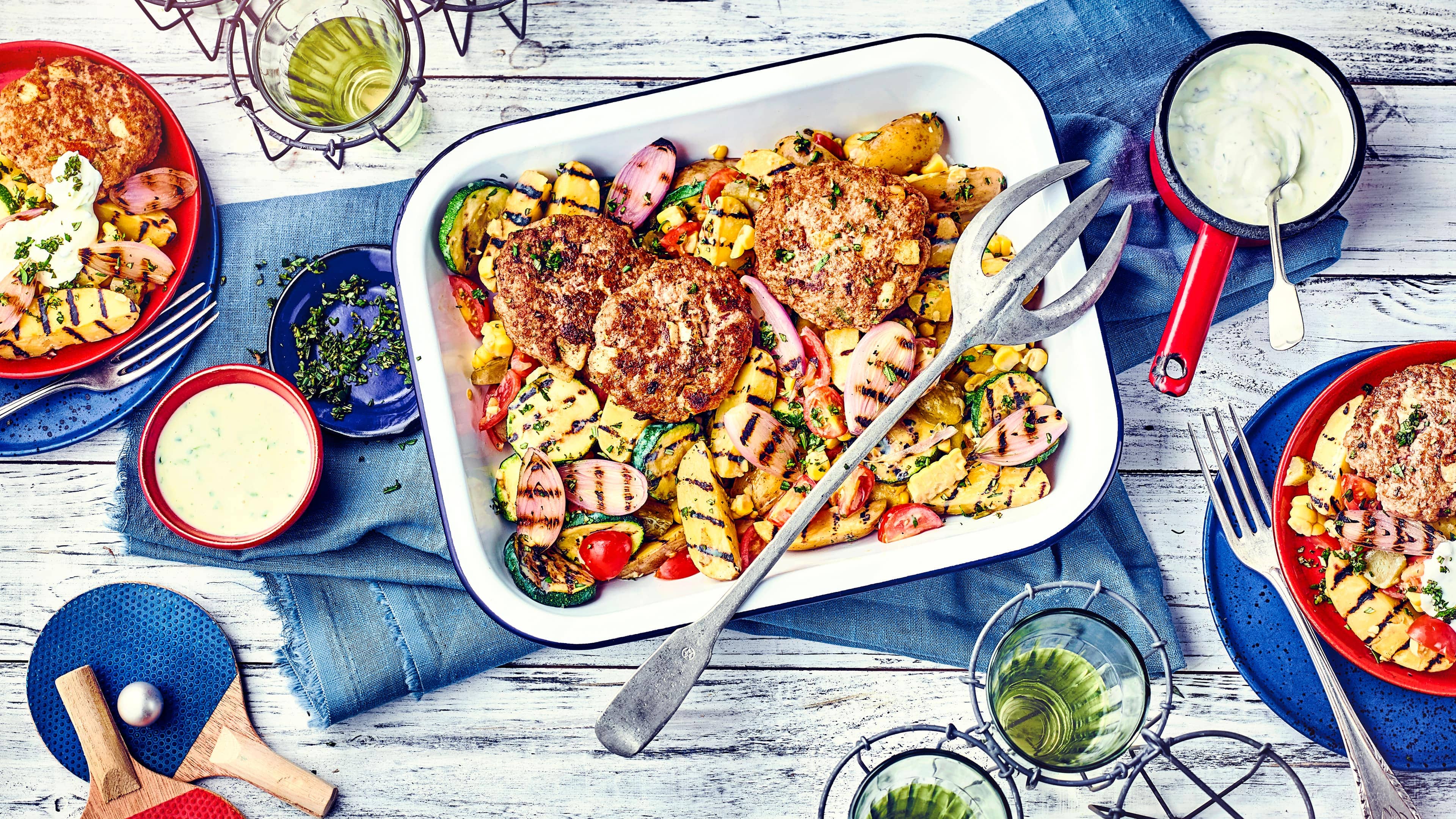 Gegrillter Kartoffelsalat Dieses mediterrane Gericht ist fast schon ein ganzes Menü: Probieren Sie unseren gegrillten Kartoffelsalat mit Zucchini, Genwürzgurke und frischem Mais an Holunder-Senf-Dressing, dazu Halloumi-Burger und Kräuterquark-Dip!