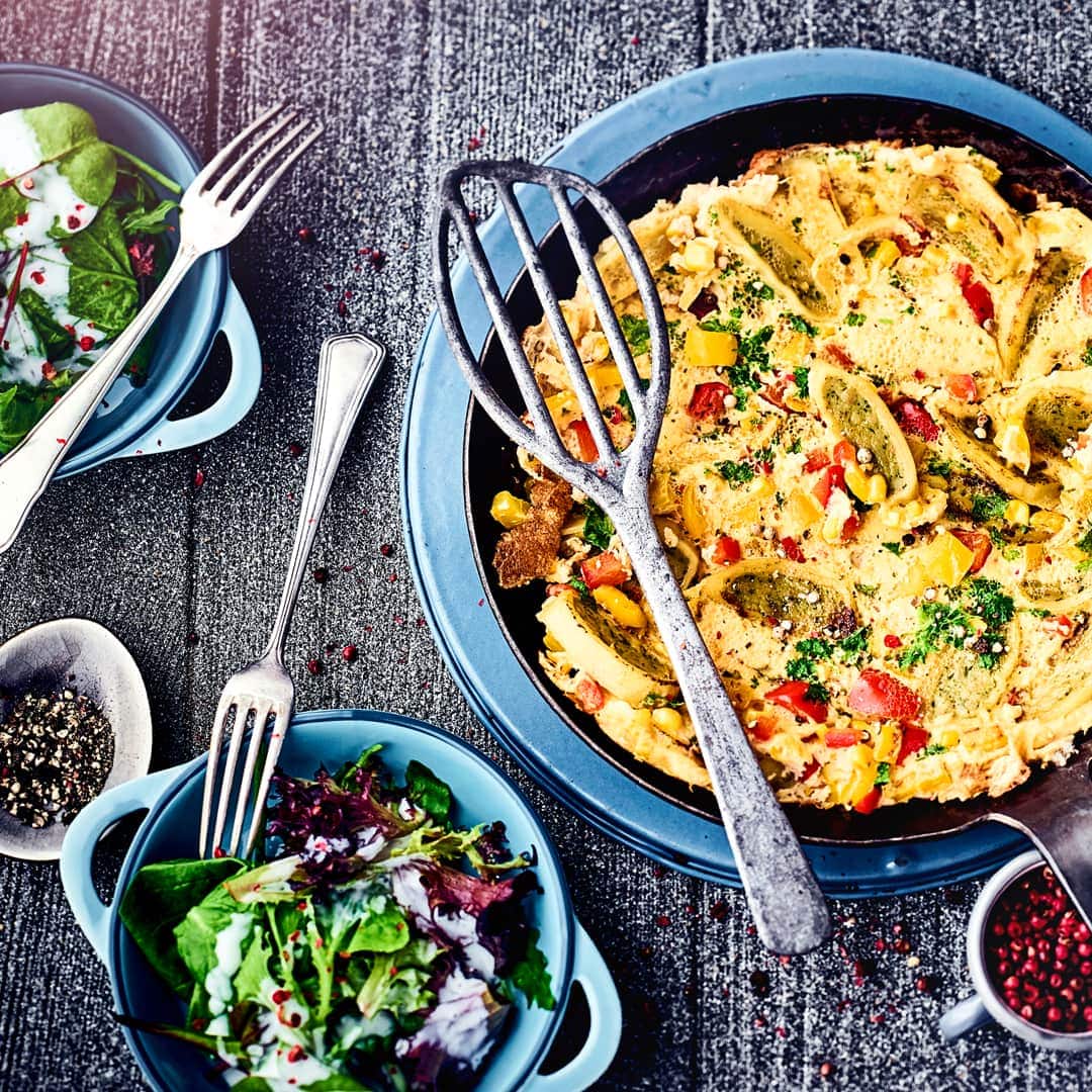 Vegetarische Hausmannskost: Probieren Sie unsere Maultaschen-Schnitten mit Paprika, Mais und frischen Kräutern an frischem Salat mit Frischkäse-Dressing!