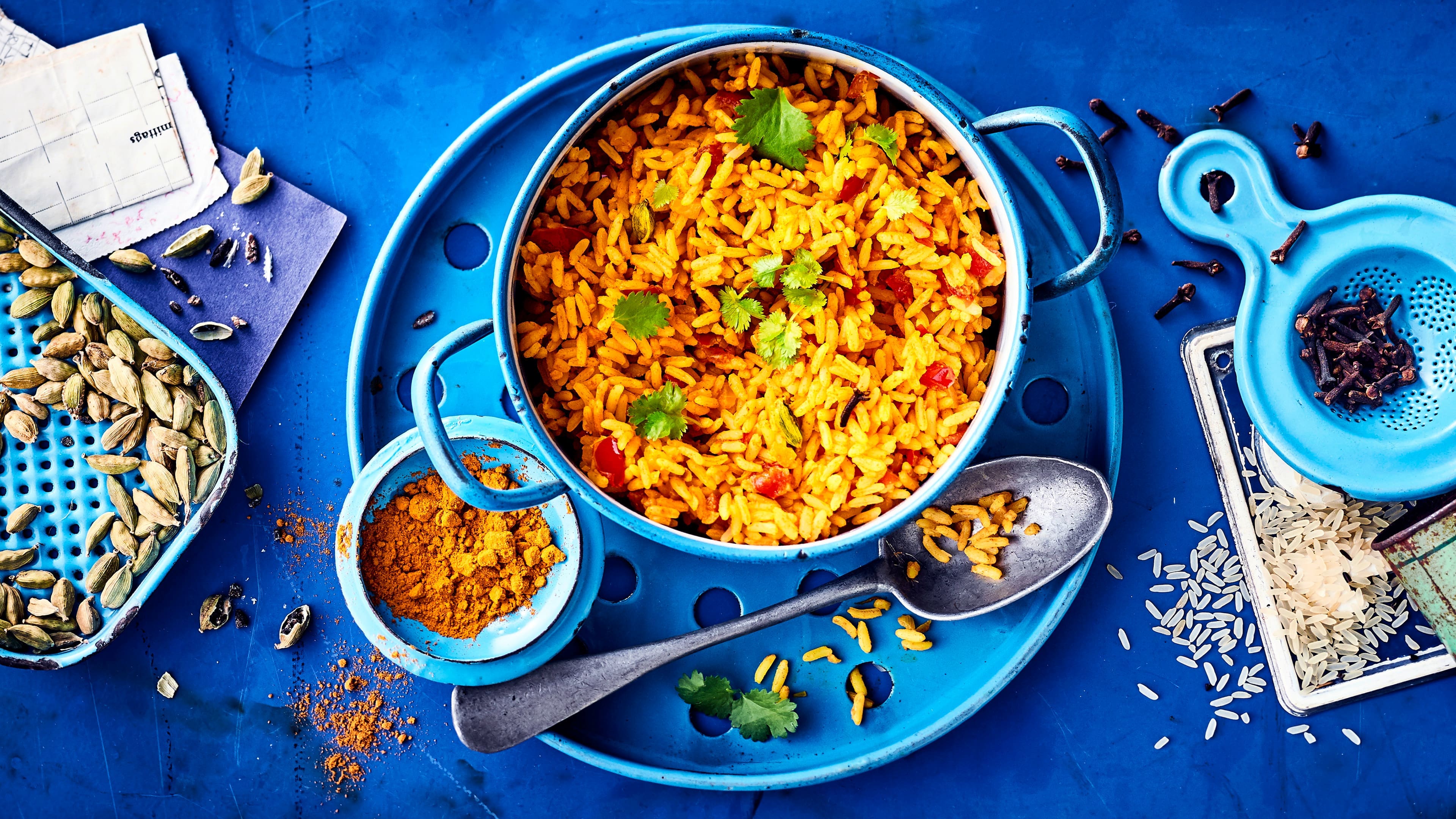 Kurkuma-Reis Dieses orientalische Gericht ist vegan und in einer guten halben Stunde zubereitet: Probieren Sie unser Rezept für Langkornreis mit Zwiebeln und Tomaten einmal aus – gewürzt mit Kardamom, Nelken und Kurkuma!