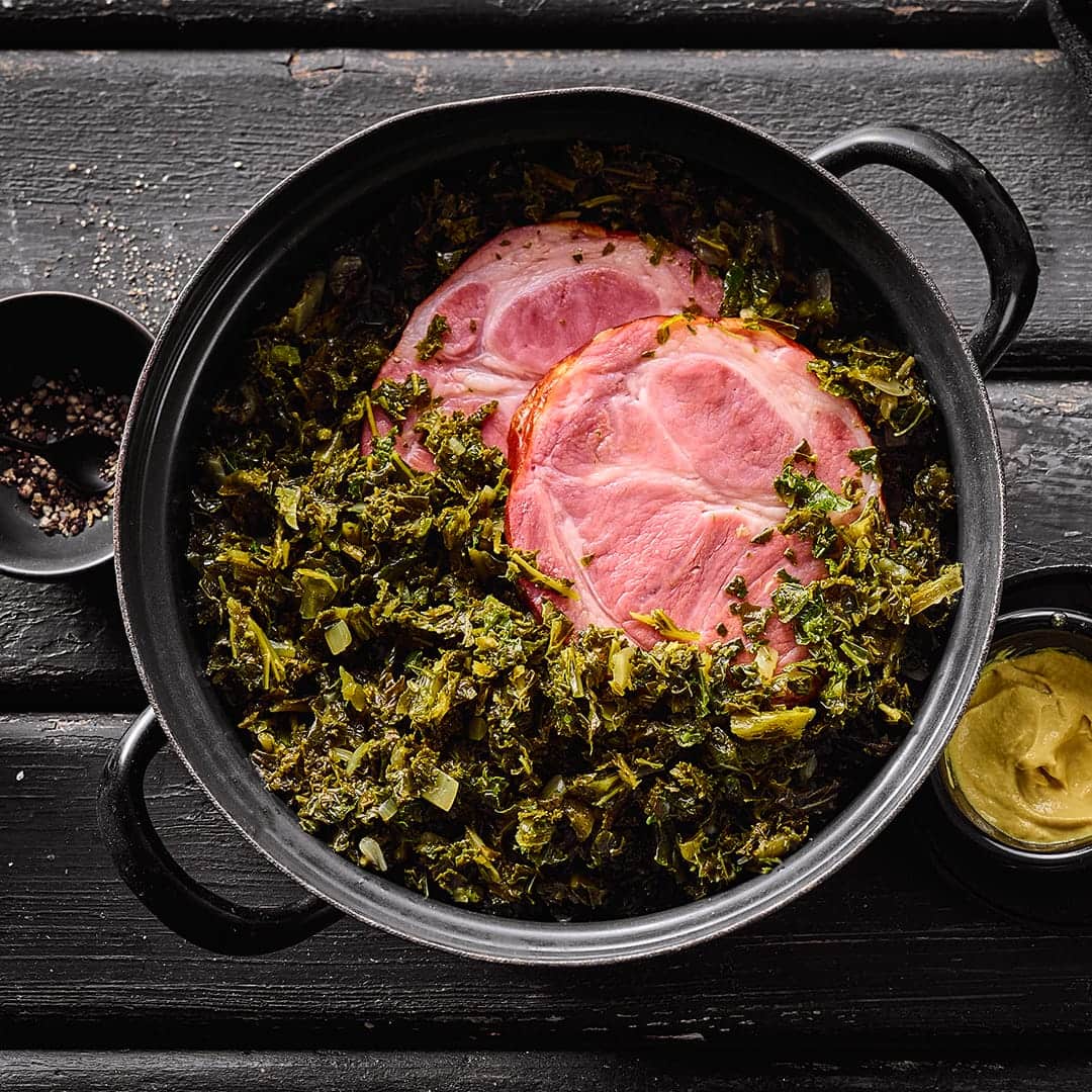Mit unserem Rezept gelingt Ihnen diese Spezialität aus Norddeutschland: Probieren Sie unseren Grünkohl mit Kartoffeln, Schweineschmalz und Kasseler-Einlage!