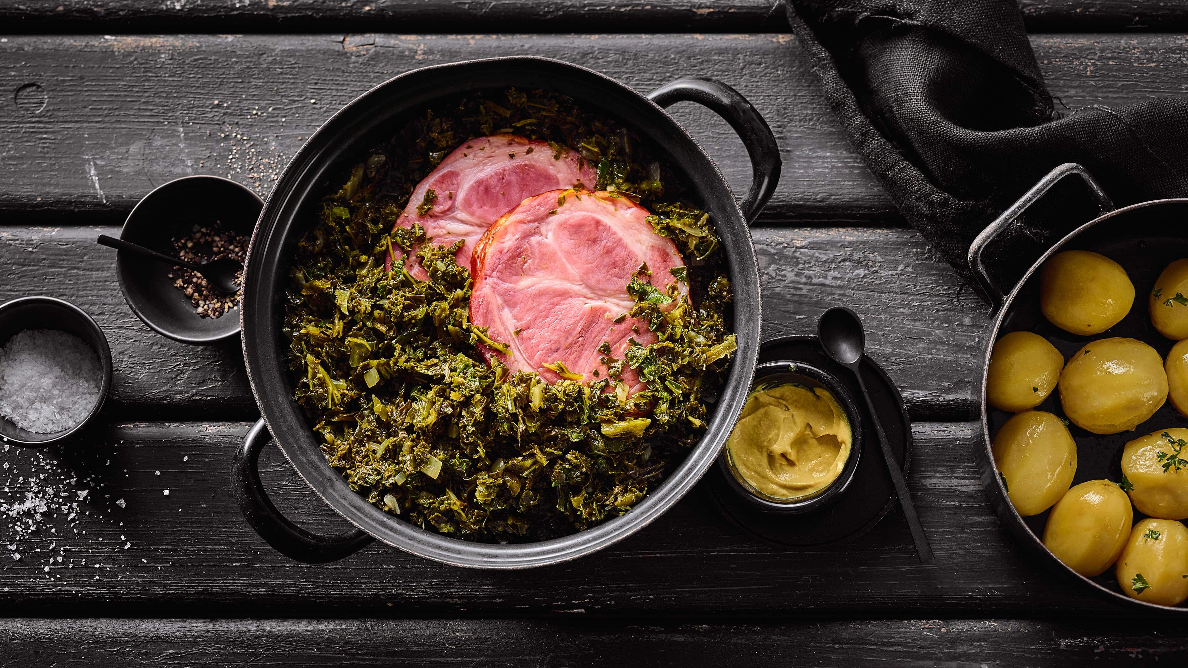 Grünkohl Mit unserem Rezept gelingt Ihnen diese Spezialität aus Norddeutschland: Probieren Sie unseren Grünkohl mit Kartoffeln, Schweineschmalz und Kasseler-Einlage!
