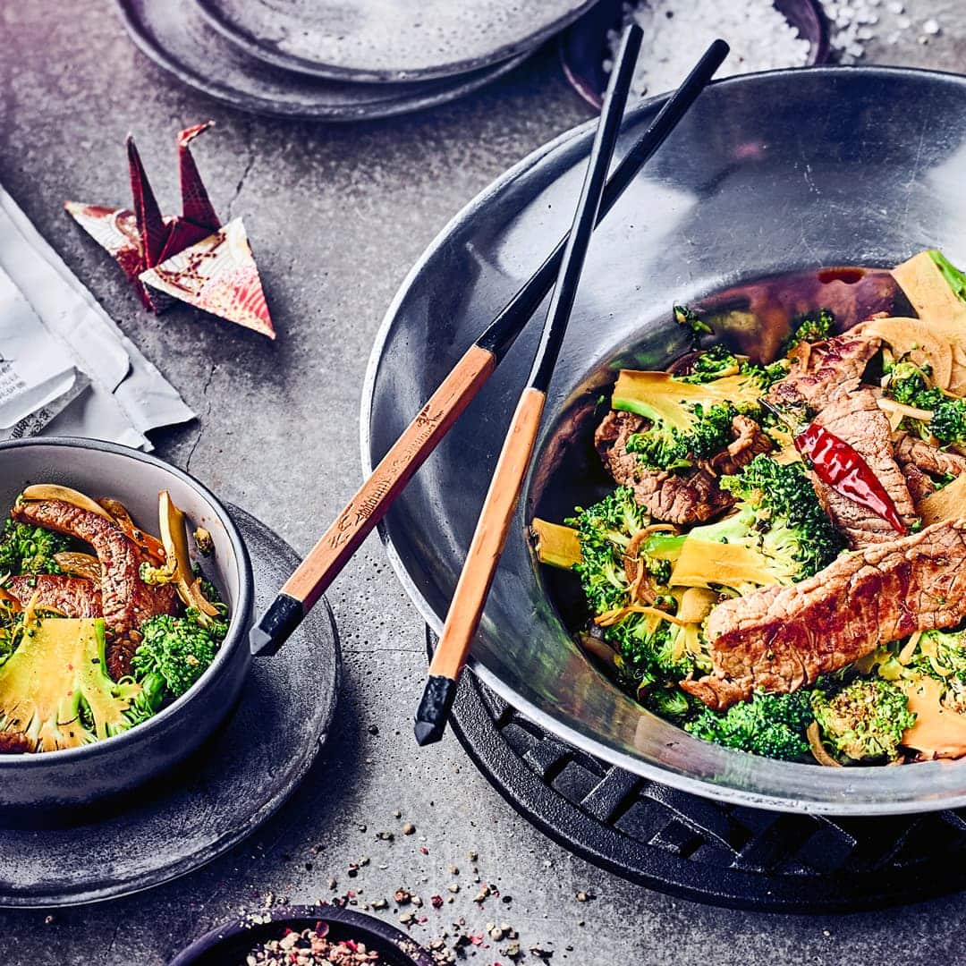 Wie wäre es mit einem pikanten Fleischgericht aus der asiatischen Küche? Probieren Sie unser Rinderfilet mit frischem Ingwer und Knoblauch, Austernsoße, Würzöl und Chili - fertig in 40 Minuten!
