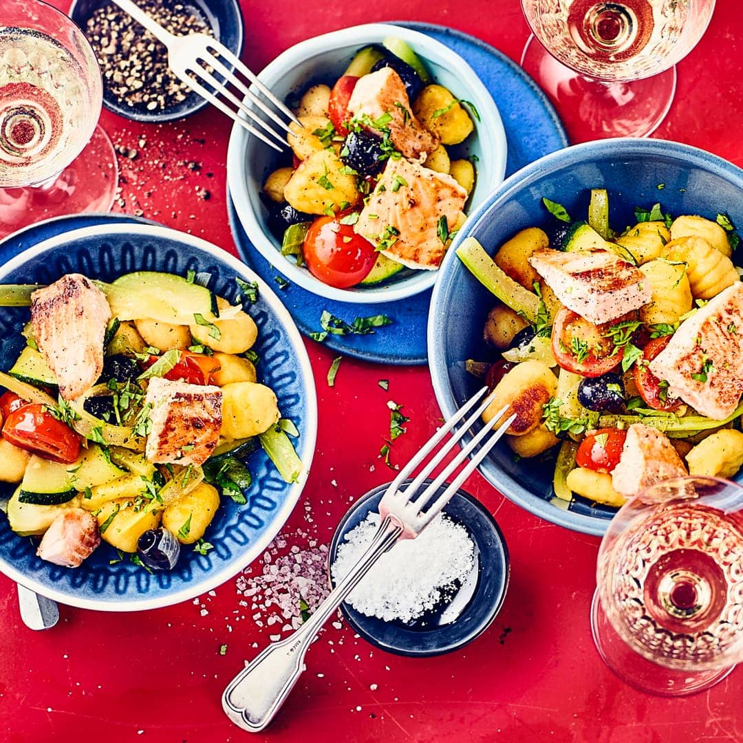Bereiten Sie mit unserem Rezept und knackfrischen Zucchini, Cocktailtomaten, aromatischen Kräutern und saftigem Fischfilet leckere Gnocchi mit Lachs zu.
