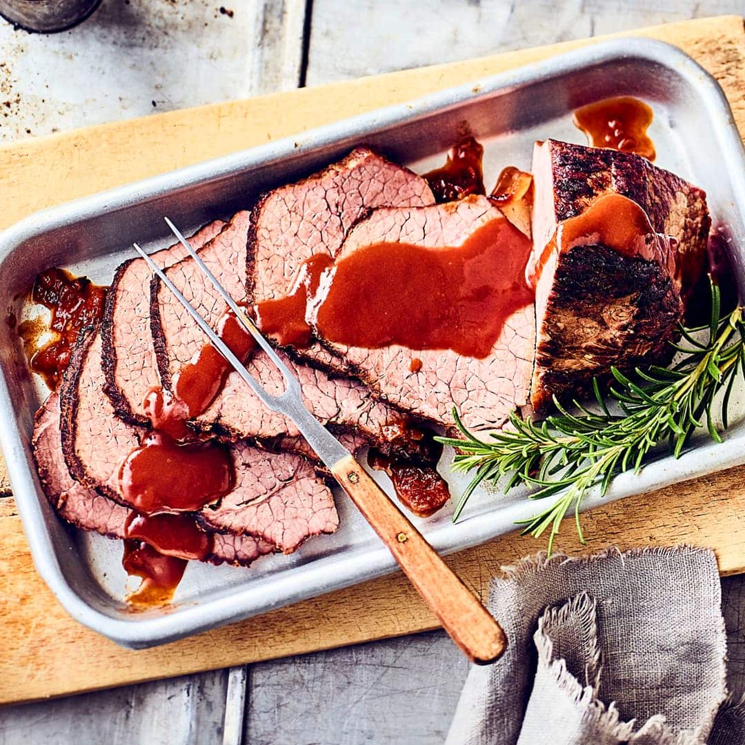 Probieren Sie unser Tessiner Rezept für Rinderschmorbraten aus: Brasato al Merlot mit Möhren, Sellerie, Lauch und Fleischtomaten – deftig und lecker!