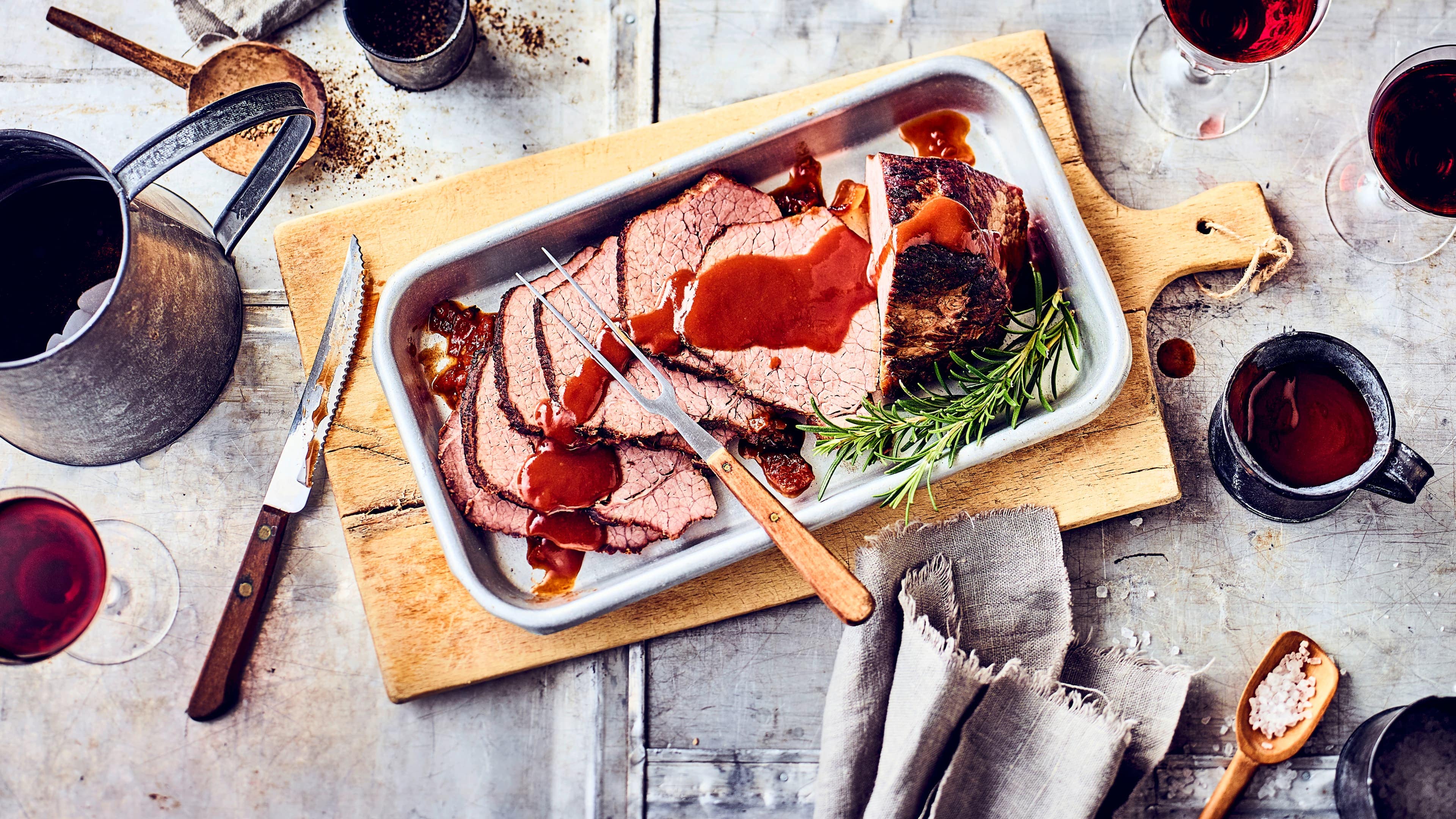 Brasato al Merlot Probieren Sie unser Tessiner Rezept für Rinderschmorbraten aus: Brasato al Merlot mit Möhren, Sellerie, Lauch und Fleischtomaten – deftig und lecker!