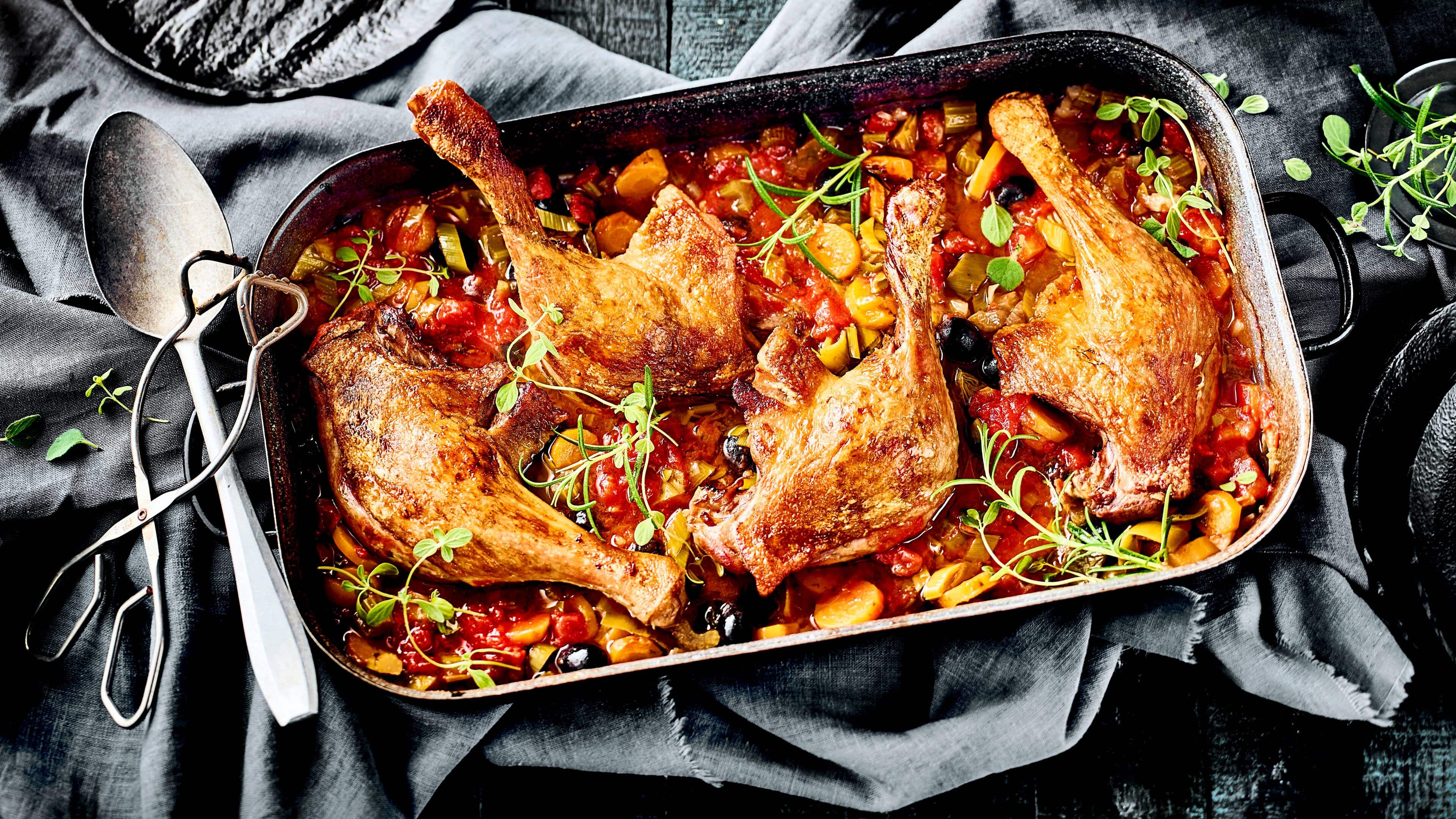 Geschmorte Entenkeule Gerichte mit Geflügel sind nicht kompliziert: Probieren Sie unser Rezept für geschmorte Entenkeule mit Tomate, Lauch, Staudensellerie, Karotte und schwarzen Oliven – einfach und lecker!