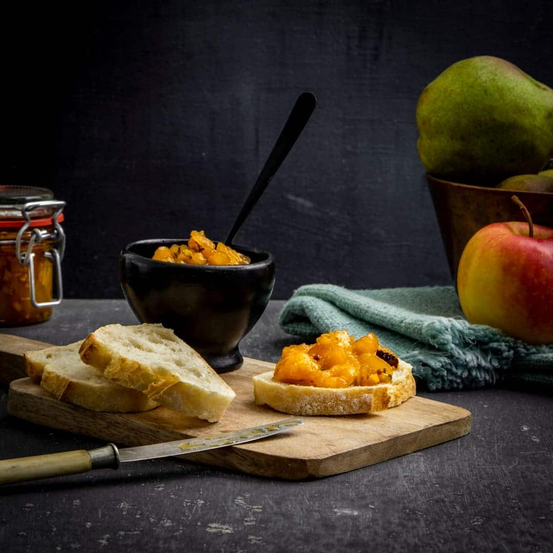 Unser selbstgemachtes Birnen-Apfel-Chutney-Rezept mit Ingwer und Ahornsirup ist besonders köstlich zu Weichkäse oder Ziegenfrischkäse. Oder natürlich zum Verschenken!
