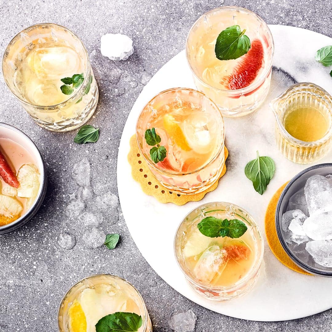 Ein Switchel mit Zitrusfrüchten und den Grundzutaten Apfelessig und Zucker schmeckt herrlich erfrischend. Mit Eiswürfeln und Mineralwasser ein herrlicher Durstlöscher.