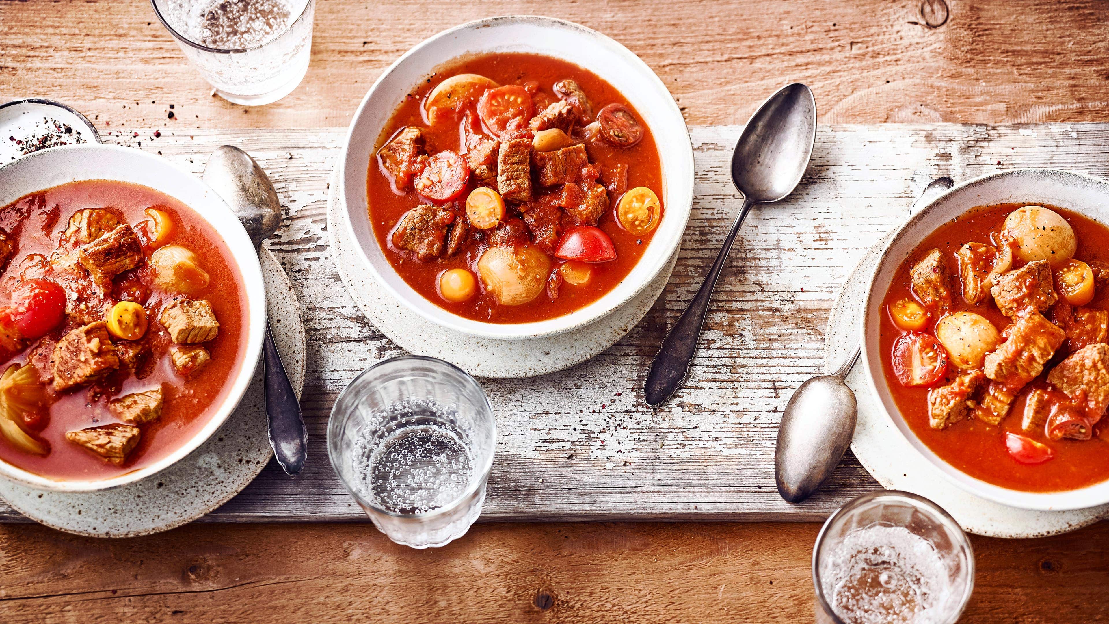Zyprisches Stifado Probieren Sie unser Rezept für ein zyprisches Stifado einmal aus: Rindfleischwürfel geschmort mit Tomaten und Zwiebeln – ohne Gluten und Laktose!