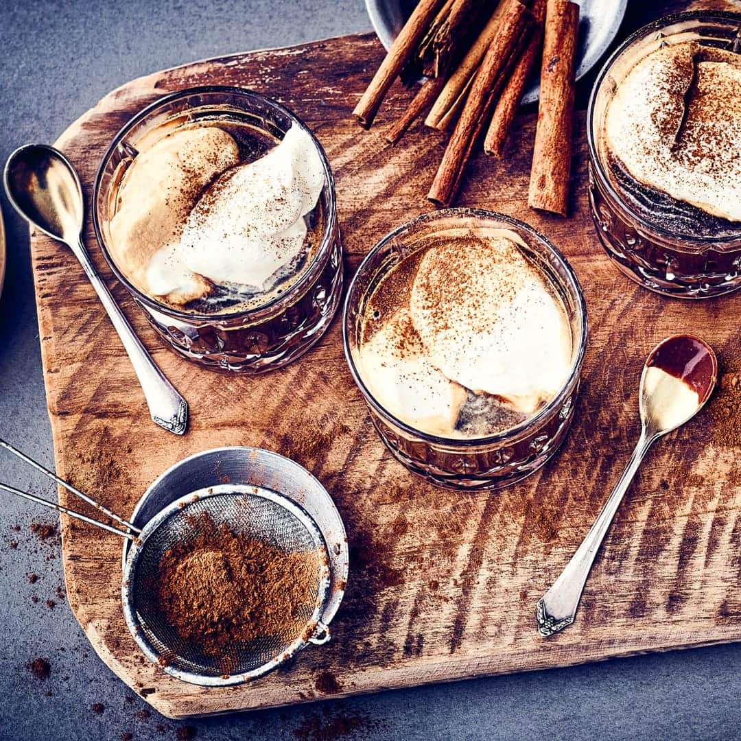 Hüttenzauber für zuhause - Ein heißer Genuss an kalten Wintertagen: Probieren Sie unseren Zimtkaffee mit Sahne, Honig und Kakao – aromatisch und süß!