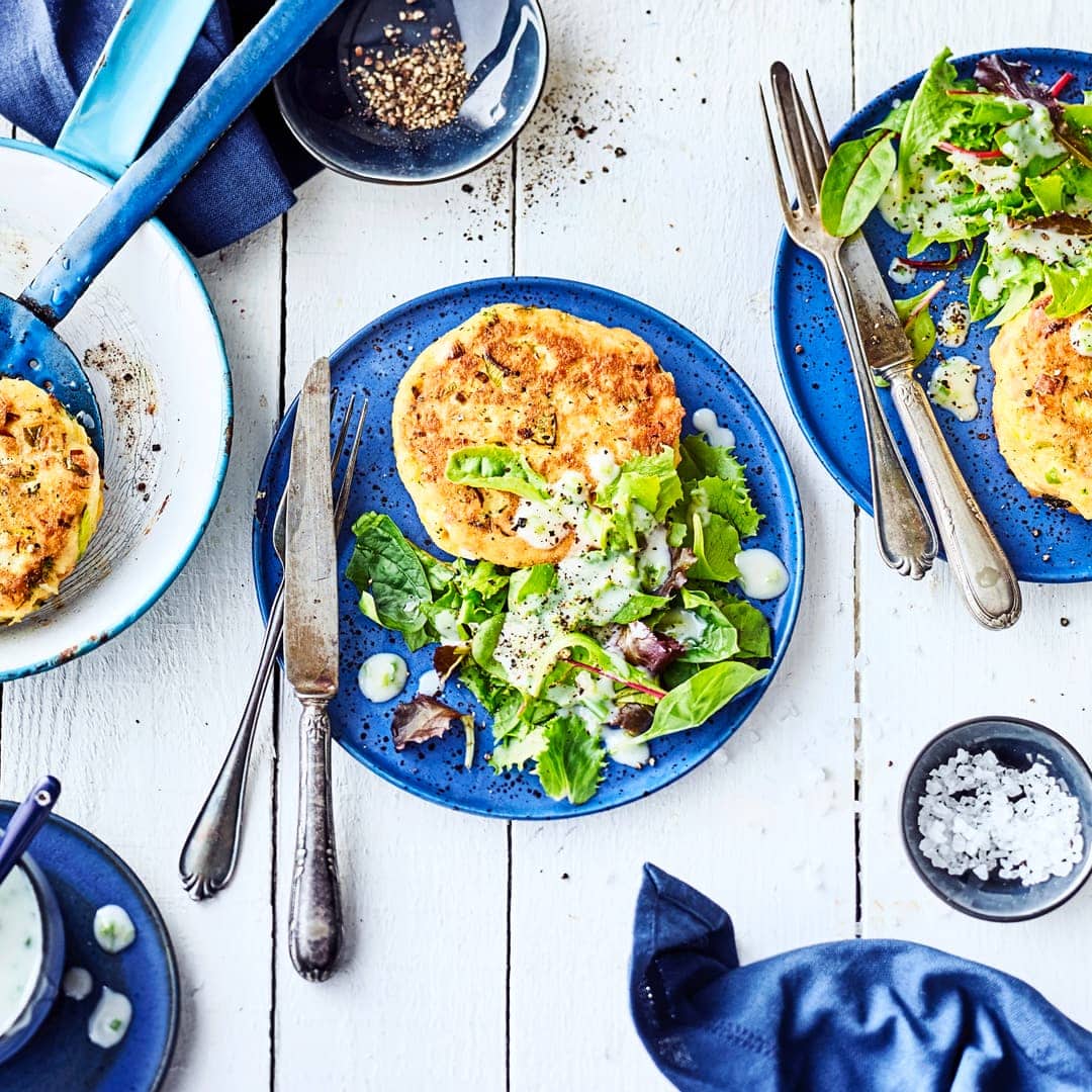 Unser Tipp für einen vegetarischen Snack: Selbstgebackene Kartoffelküchlein aus Maisgrieß und Cashewkernen mit einem Salat an Joghurt-Zitronen-Dressing!