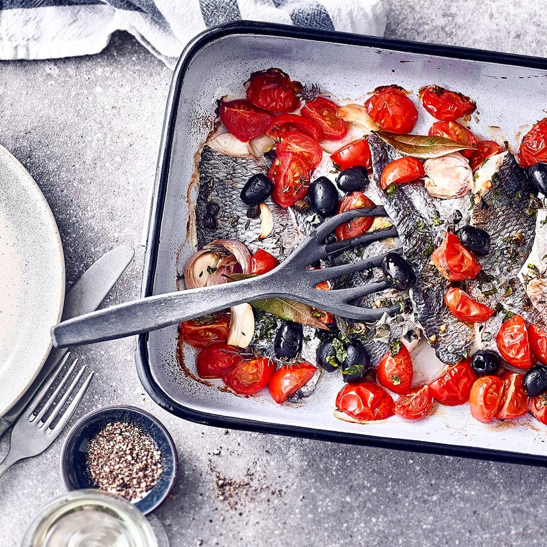 Lust auf Fisch? Probieren Sie unser Rezept für marinierte Doradenfilets aus dem Ofen mit Cocktailtomaten, Oliven und Kapern einmal aus – mediterran und lecker!
