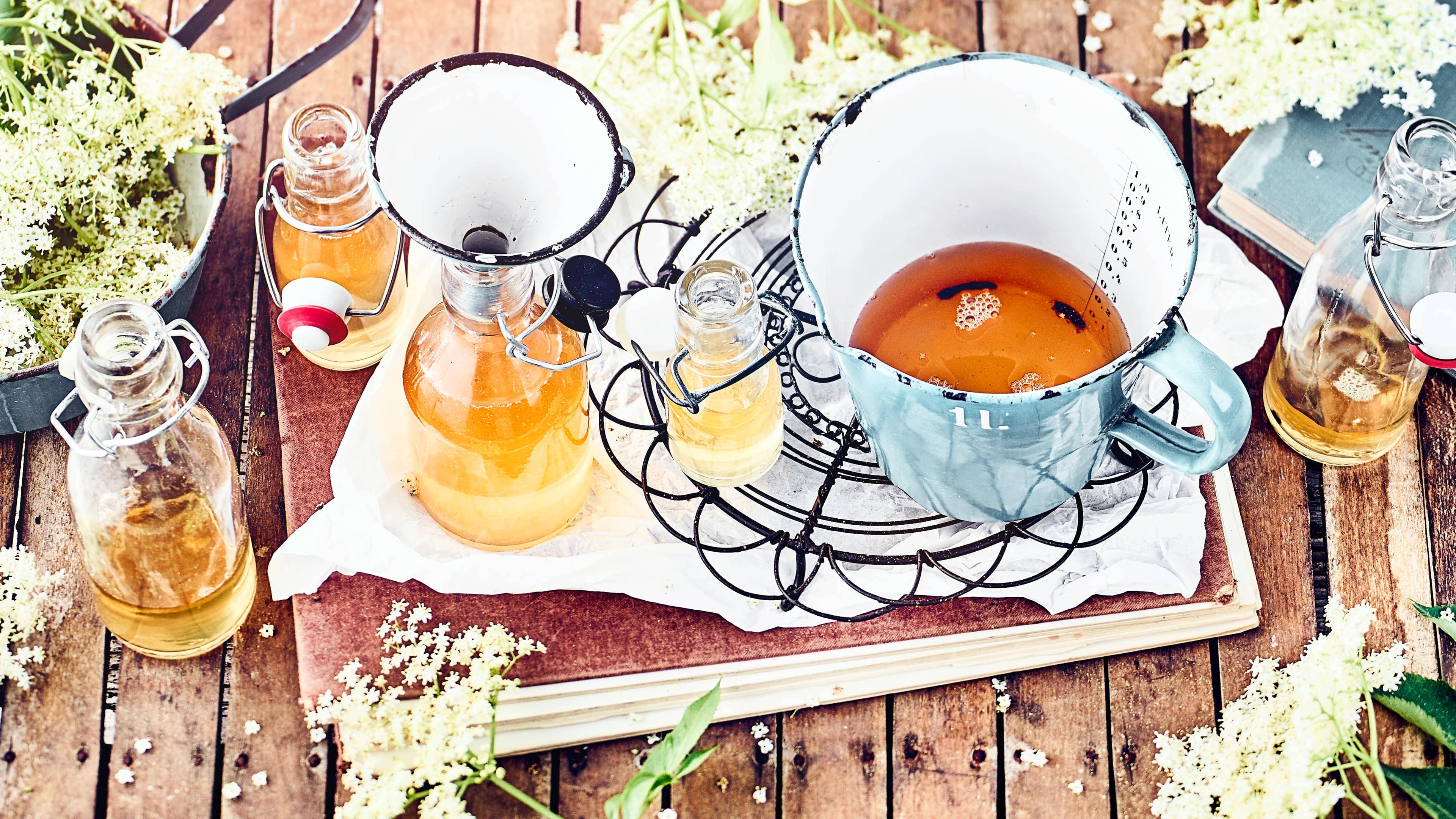 Holunderblütensirup Unser selbst gemachter Holunderblütensirup ist einfach herzustellen & verleiht Getränken und Desserts eine unwiderstehlich süße Note – probieren Sie selbst!