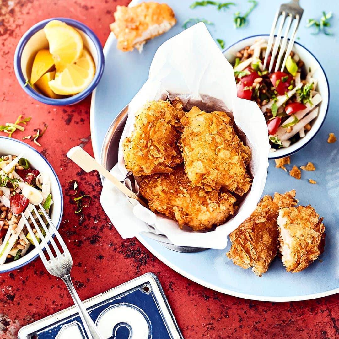 Das mögen nicht nur Kinder: Probieren Sie unser Fischfilet mit Chipspanade an Kohlrabi-Tomaten-Weizen-Salat – in einer halben Stunde auf dem Tisch!