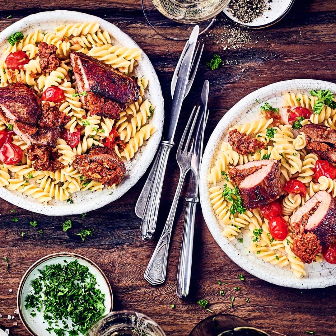Genießen Sie zarte Lammlachsfilets mit einer mediterranen Füllung! Wir zeigen Ihnen Schritt für Schritt, wie Sie diesen Leckerbissen zubereiten und damit Ihre Gäste verwöhnen.