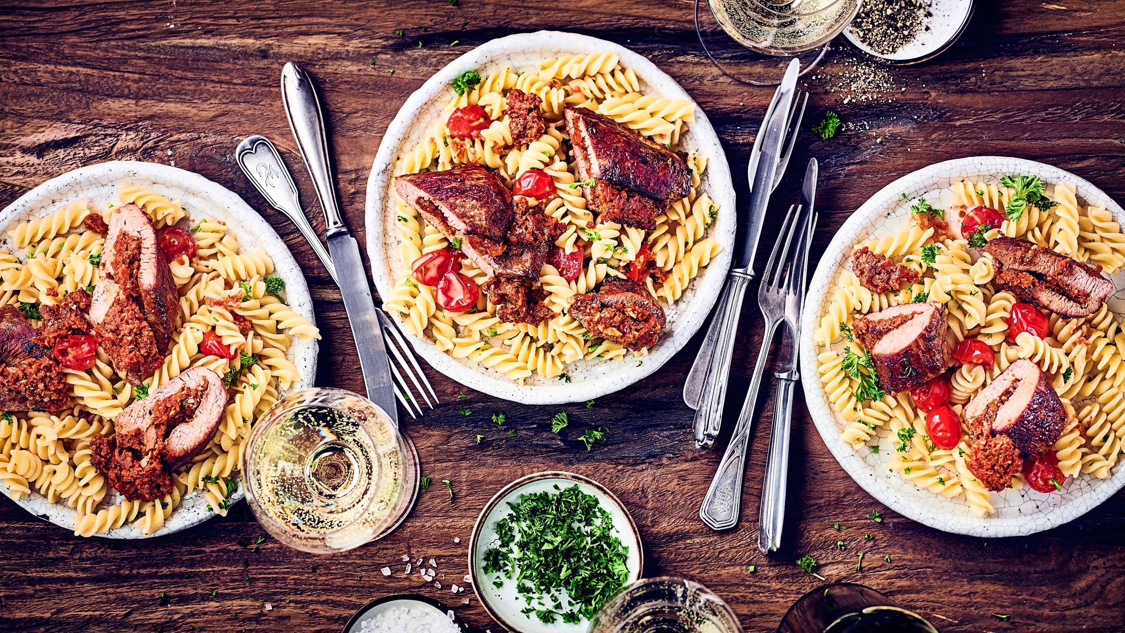 Gefüllte Lammrückenfilets Genießen Sie zarte Lammlachsfilets mit einer mediterranen Füllung! Wir zeigen Ihnen Schritt für Schritt, wie Sie diesen Leckerbissen zubereiten und damit Ihre Gäste verwöhnen.