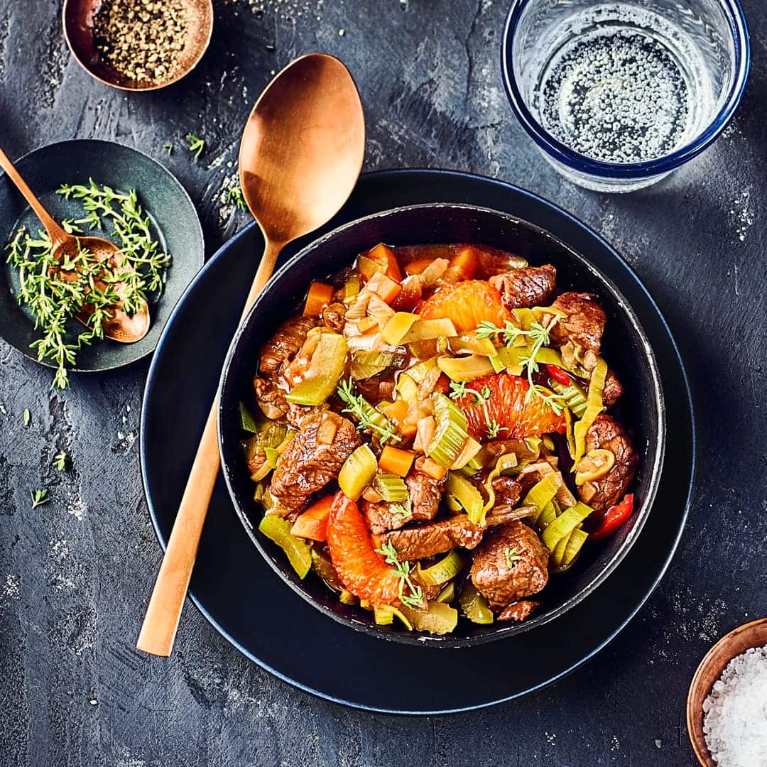 Raffiniert und festlich: Probieren Sie unser Rezept für ein fruchtiges Rehragout mit Blutorangen einmal aus – pikant gewürzt mit Knoblauch und Ingwer!