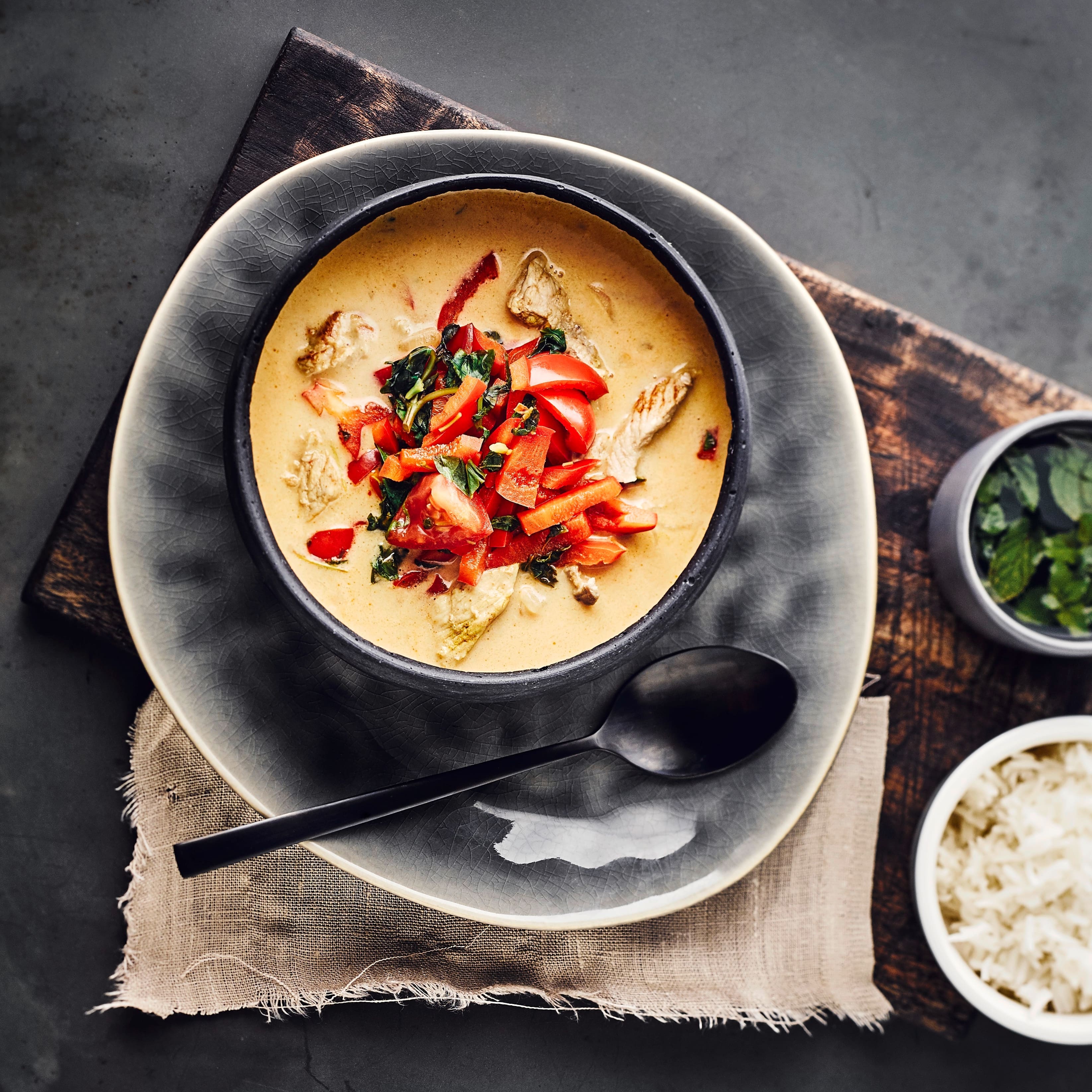 Sie suchen nach Abwechslung im Suppentopf? Bereiten Sie mit unserem Rezept eine herrlich deftige Gyrossuppe mit Geschnetzeltem, Paprika, Sahne und Schmelzkäse zu.