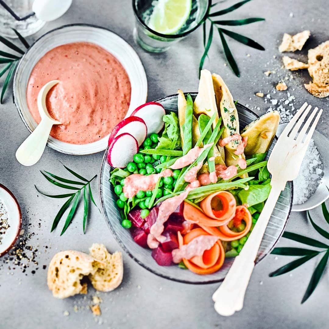 Maultaschen sind so vielseitig, darum machen wir daraus eine Maultaschen-Bowl mit Kichererbsen-Dip. Die Bowl ist richtig schnell gemacht und schmeckt einfach nur lecker.