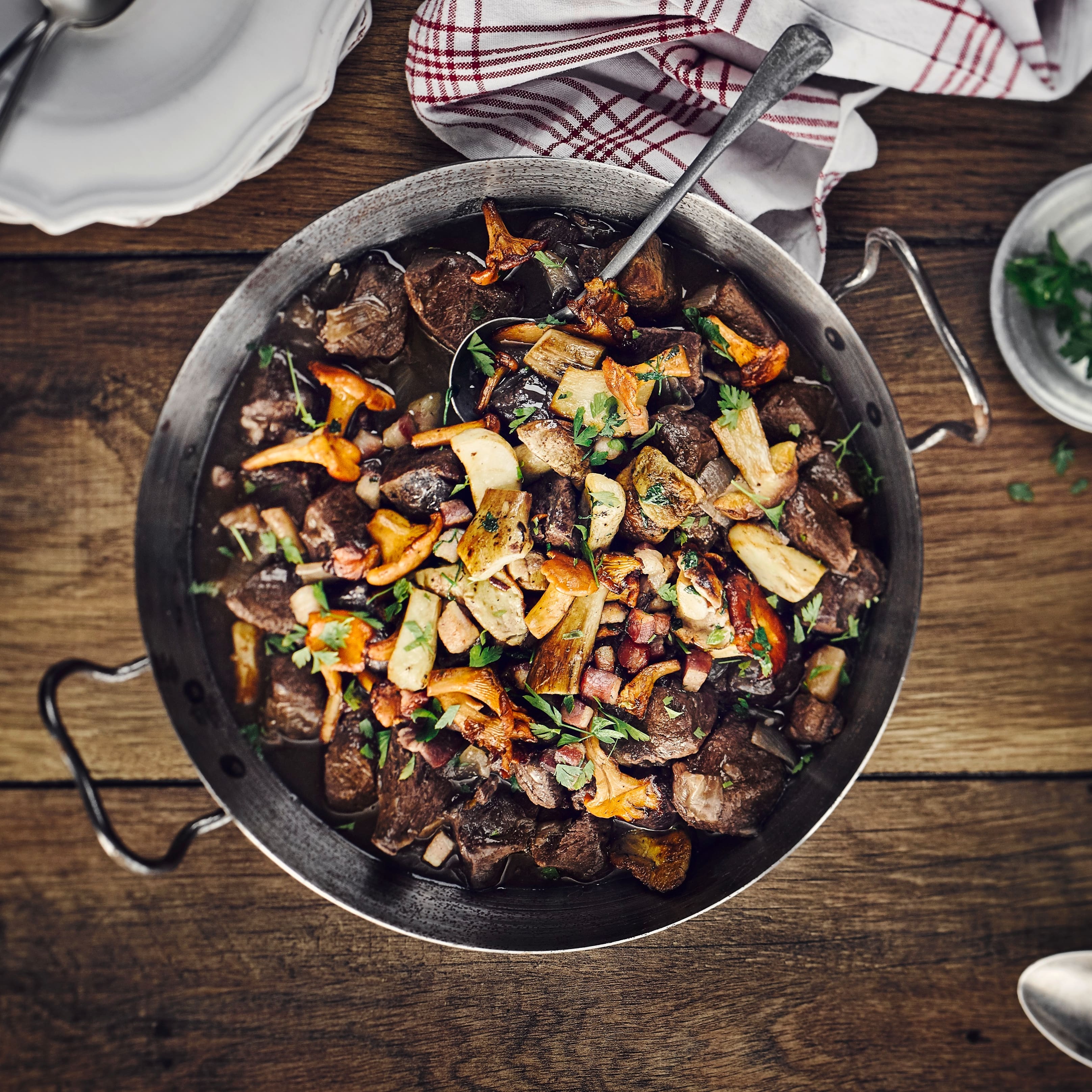 Bereiten Sie feinstes Hirschgulasch mit herzhaften Beilagen und würzig-aromatischer Soße zu. Bei uns finden Sie leckere Hirschgulasch-Rezepte!