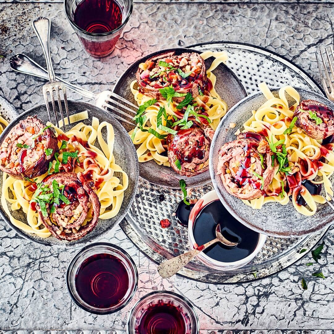 Wie wäre es mit Rinderrouladen mit einer etwas anderen Füllung? Probieren Sie unsere pikante Variante mit Paprika, Oliven und gehackten Mandeln und einer leckeren Möhren-Sellerie-Rotwein-Soße!