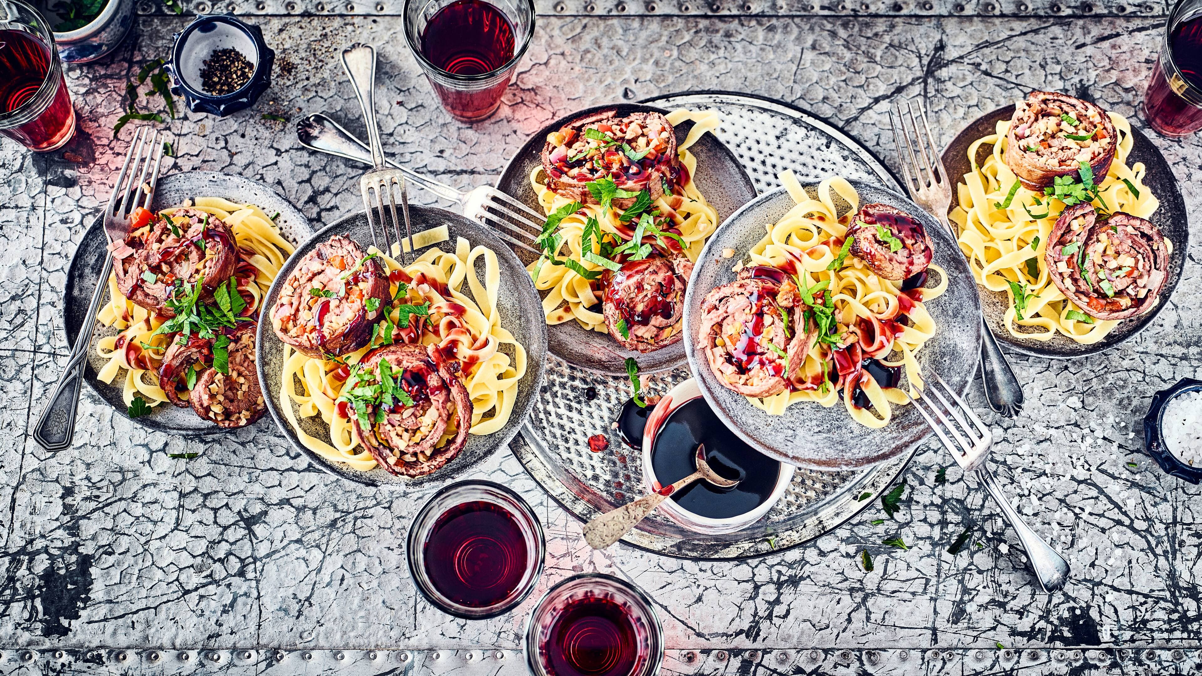 Pikante Rinderrouladen Wie wäre es mit Rinderrouladen mit einer etwas anderen Füllung? Probieren Sie unsere pikante Variante mit Paprika, Oliven und gehackten Mandeln und einer leckeren Möhren-Sellerie-Rotwein-Soße!