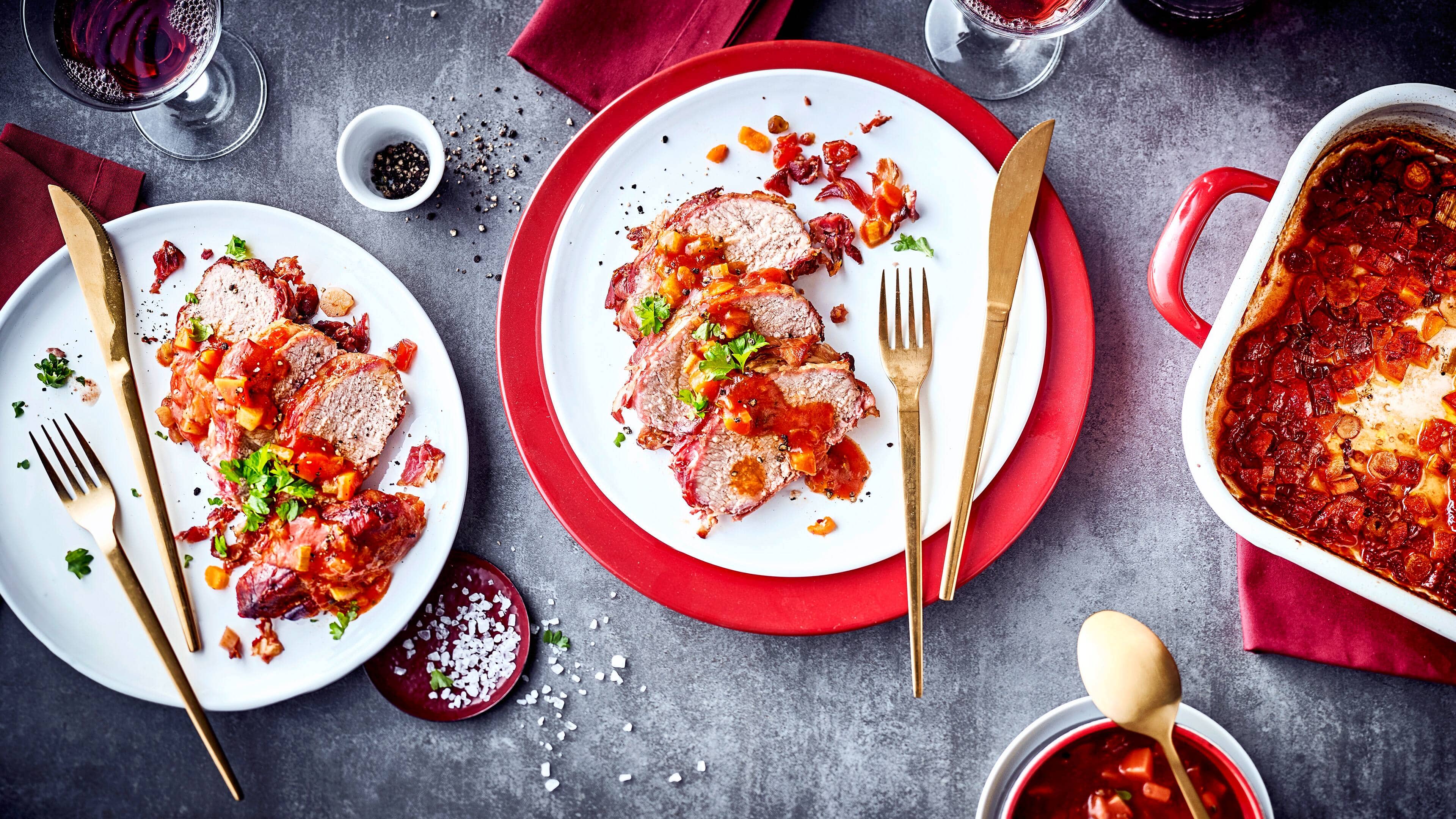 Gebratener Kalbsrücken Mediterranes Fleischgericht: Probieren Sie unseren gebratenen Kalbsrücken mit Schinken in feiner Gemüsesoße mit Karotte, Sellerie und Tomaten!