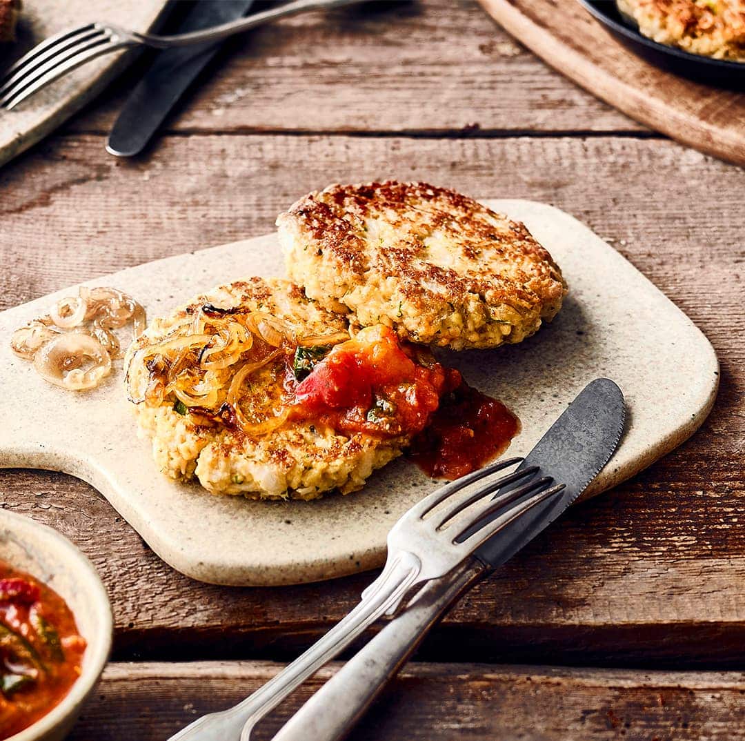 Vegetarischer Snack für Burger-Liebhaber: Probieren Sie unsere Bratlinge aus Rettich, Tofu und Ei mit pikanter Gemüse-Tomaten-Soße!