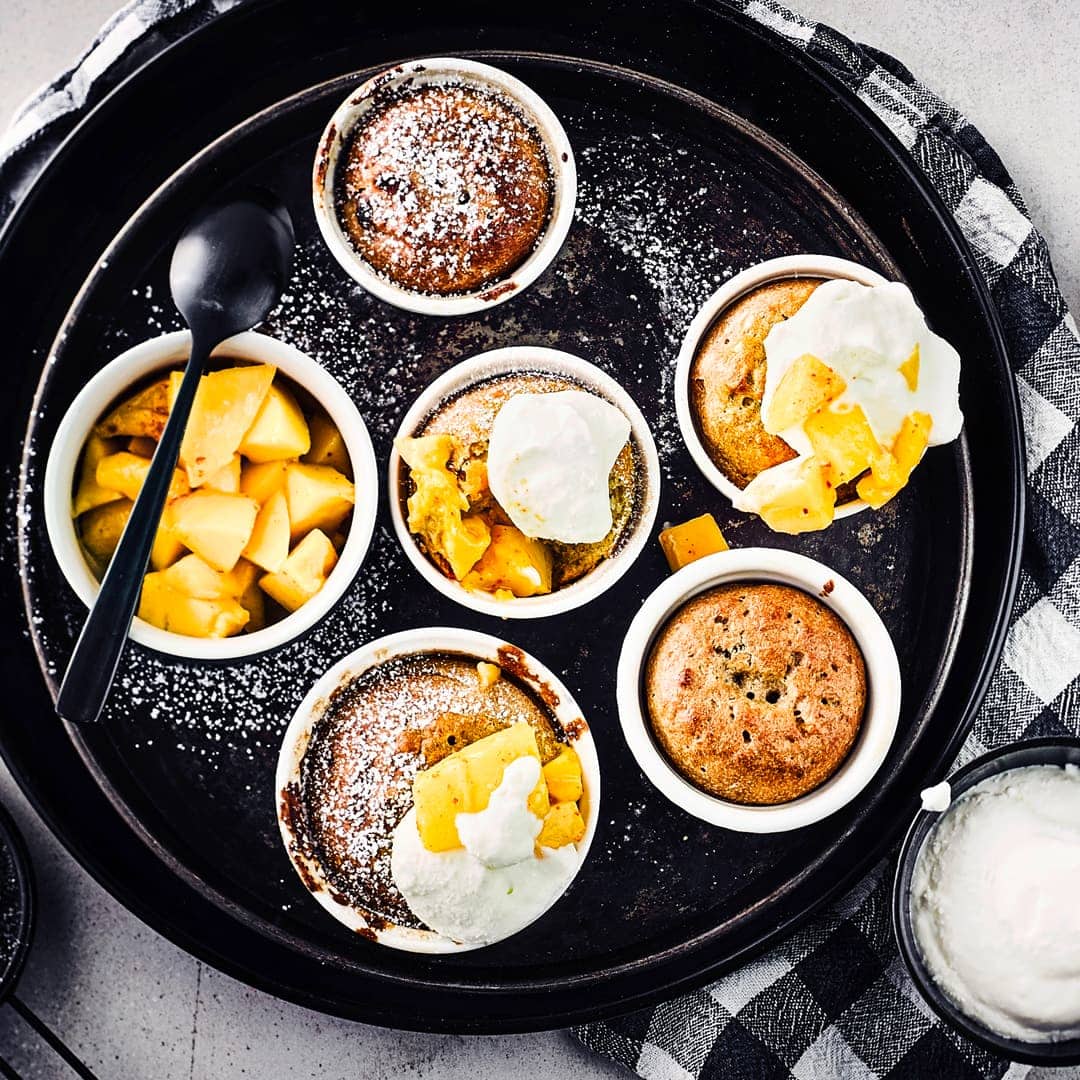 Exotisches Dessert für die ganze Familie: Bananenpudding mit getrockneter Mango und Bitterschokolade, dazu eine Chili-Kokos-Creme und frische Ananas!