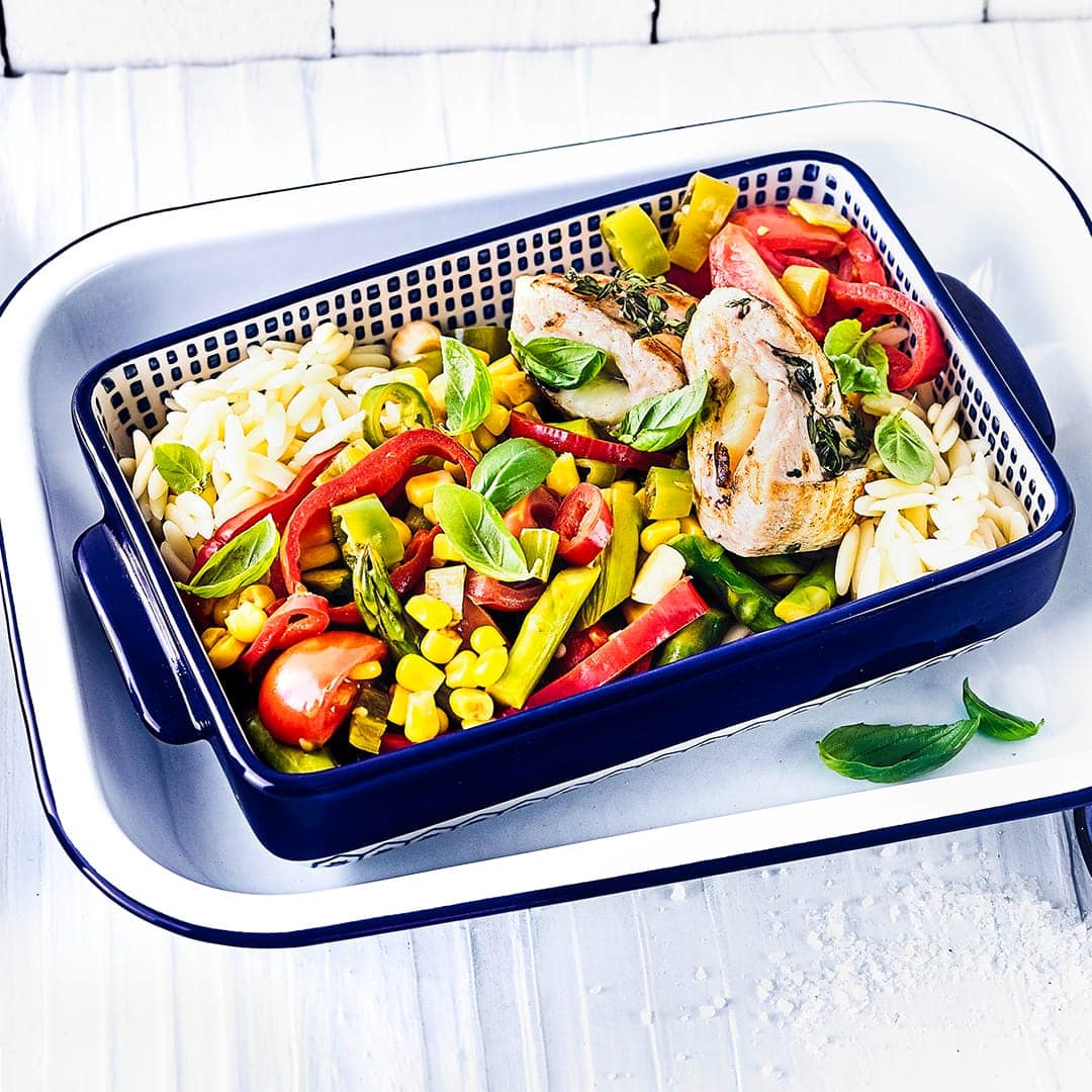 "Kritharaki" sind ein fester Bestandteil der griechischen Küche: Probieren Sie unser Rezept für einen Salat mit diesen Reisnudeln einmal aus – mit Spargel, Spitzpaprika, Mais, Tomate und Hähnchenbrust!