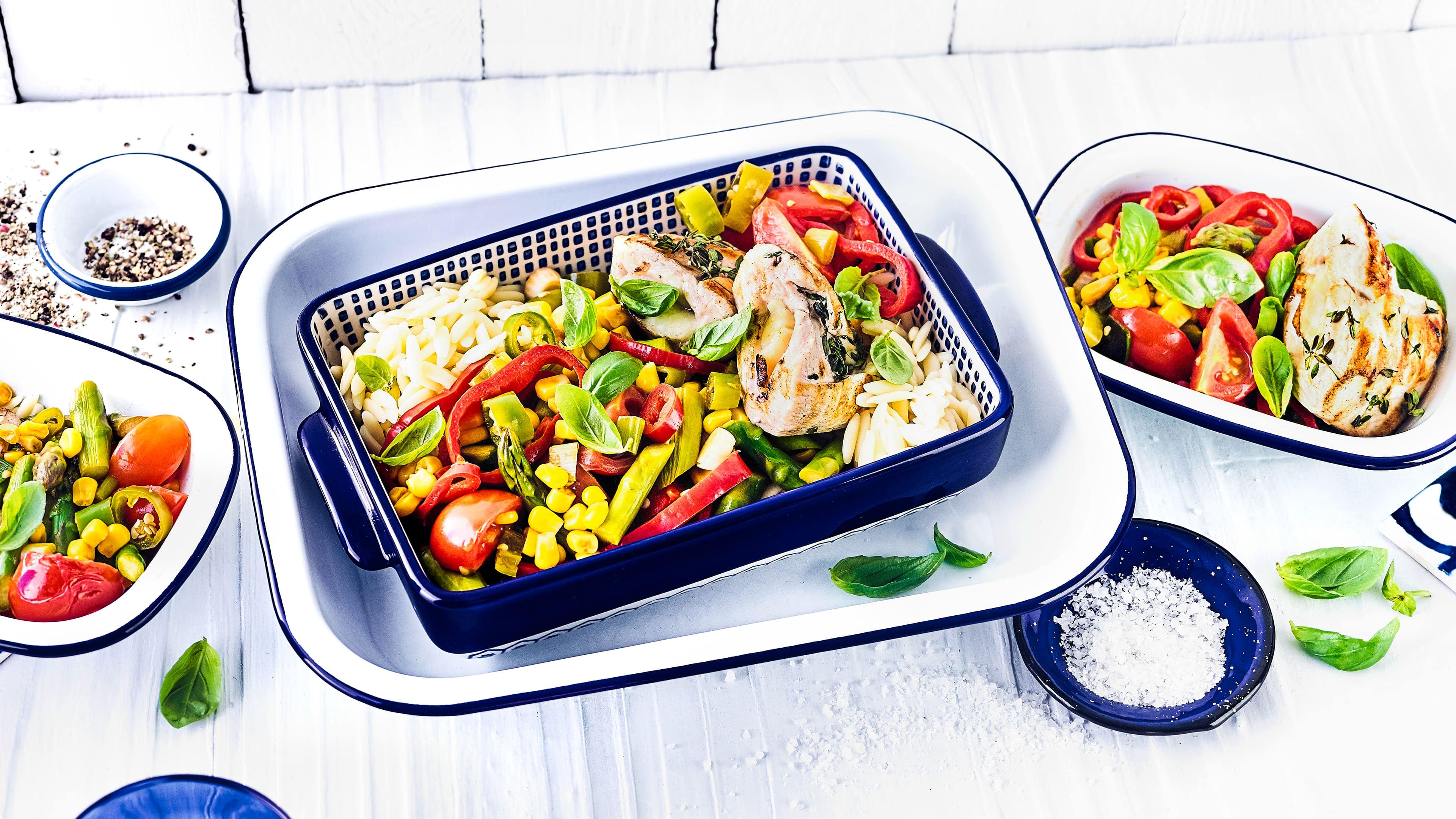 Griechischer Reisnudelsalat "Kritharaki" sind ein fester Bestandteil der griechischen Küche: Probieren Sie unser Rezept für einen Salat mit diesen Reisnudeln einmal aus – mit Spargel, Spitzpaprika, Mais, Tomate und Hähnchenbrust!