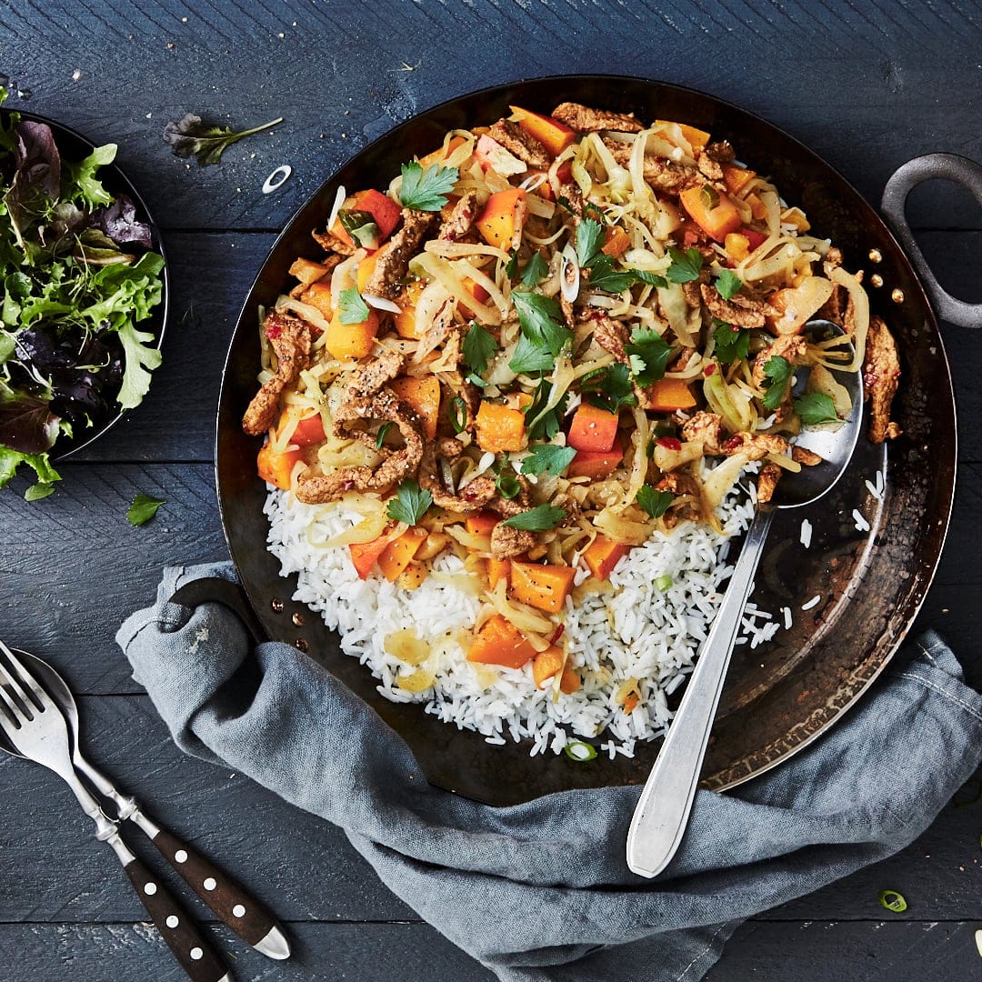 Mit unserem Kürbispfannen-Rezept ist es ein Leichtes, etwas Leckeres und zugleich Gesundes auf den Tisch zu bringen.
