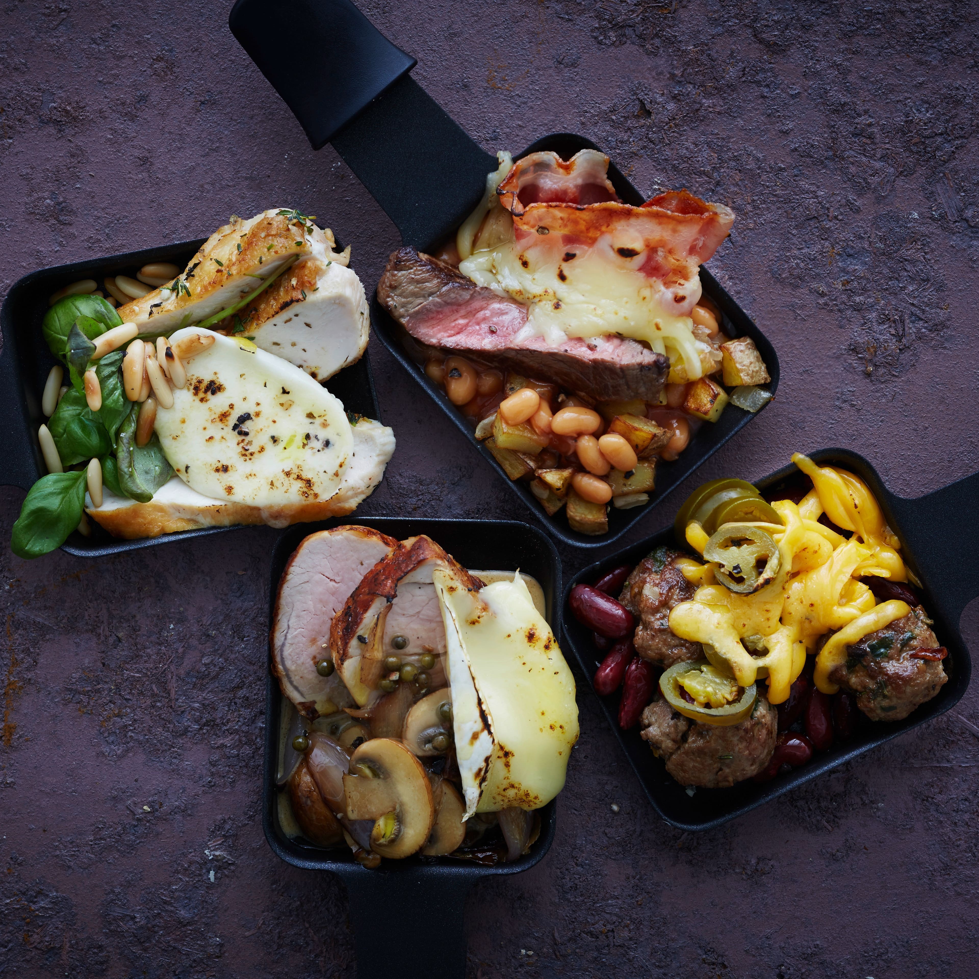 Ausgefallene Raclettepfännchen für Fleischliebhaber: Wir servieren Ihnen zweiterlei Varianten mit Hähnchenbrust und Schweinefilet und toppen das Ganze mit Brie und Büffelmozarella!